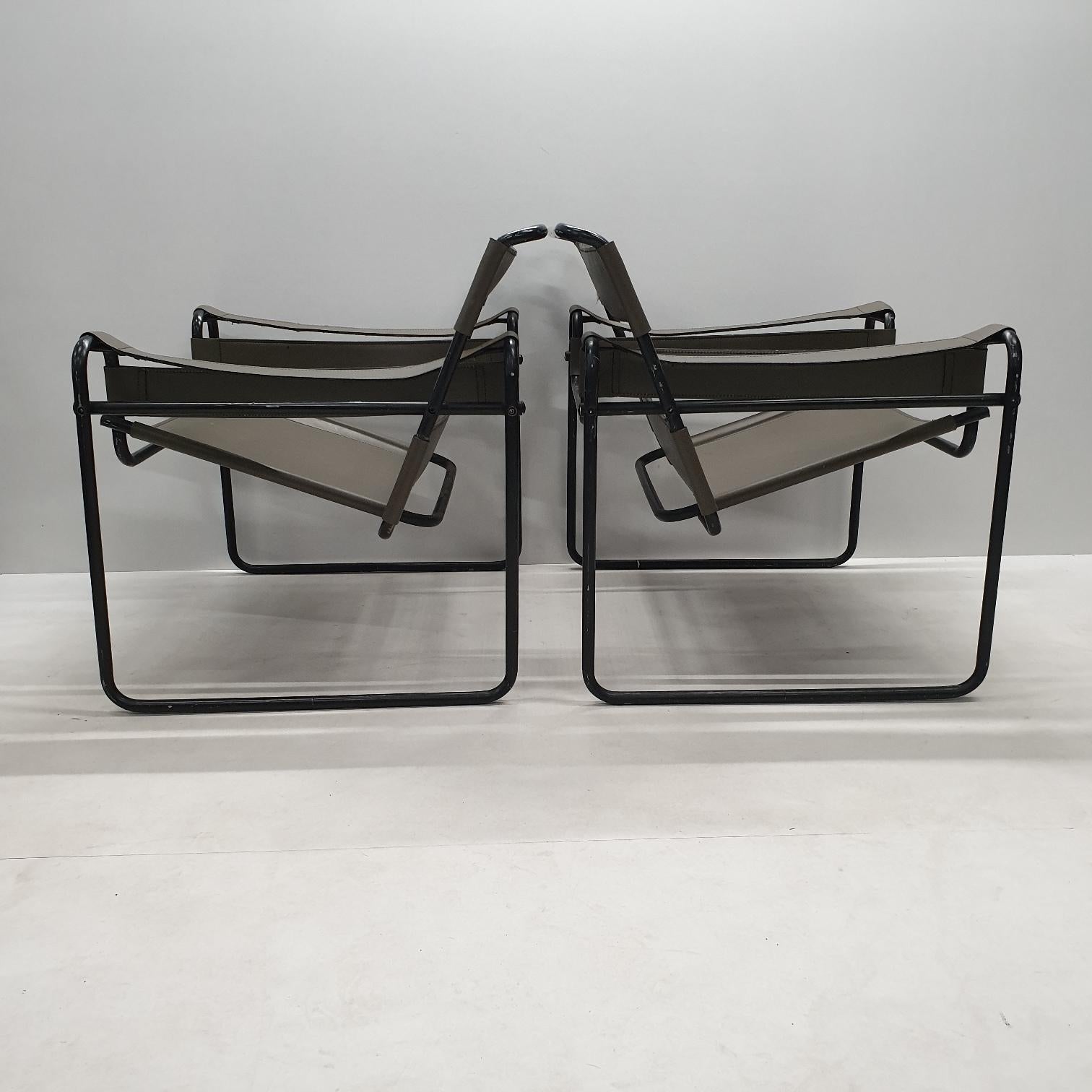 20th Century Pair of Wassily B3 Chairs with Rare Black Frame by Marcel Breuer for Gavina