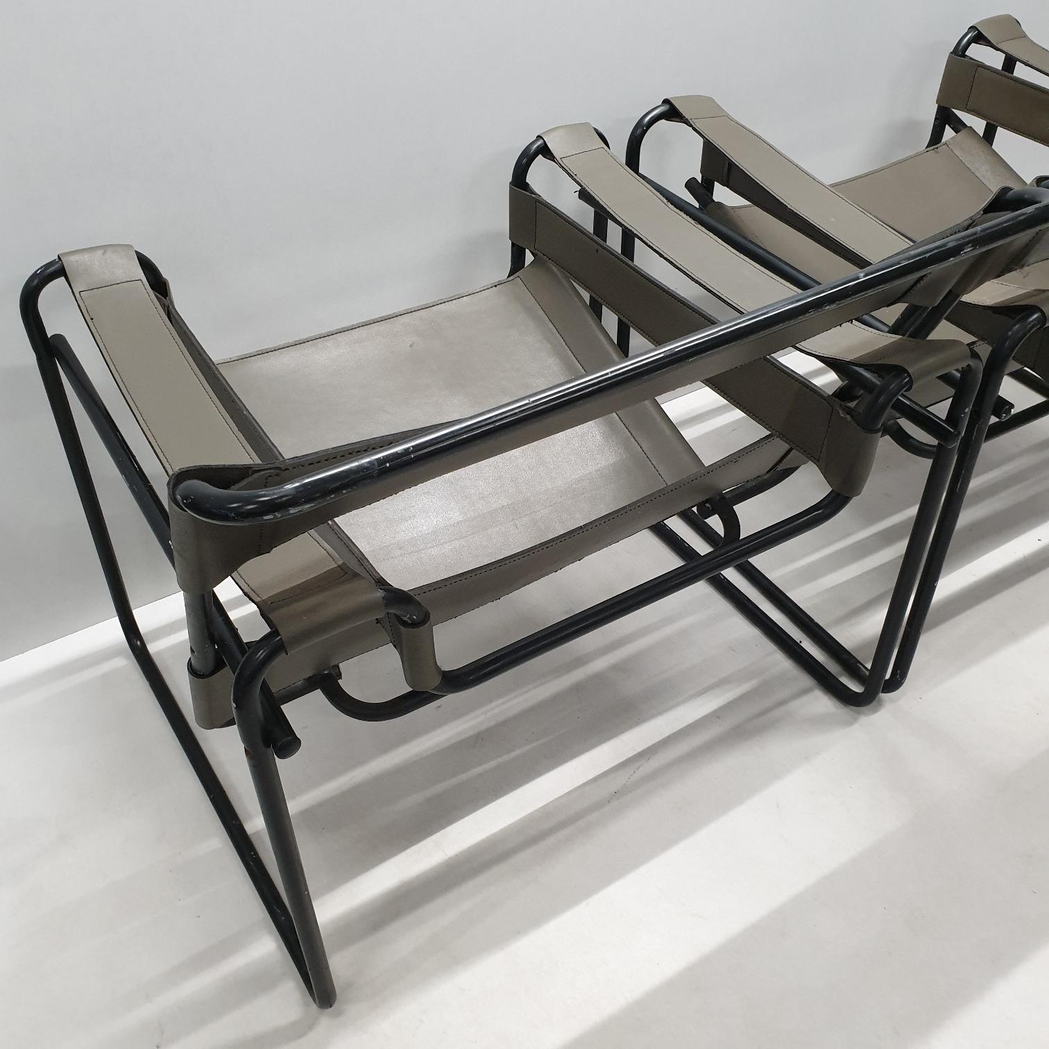 Pair of Wassily B3 Chairs with Rare Black Frame by Marcel Breuer for Gavina 1