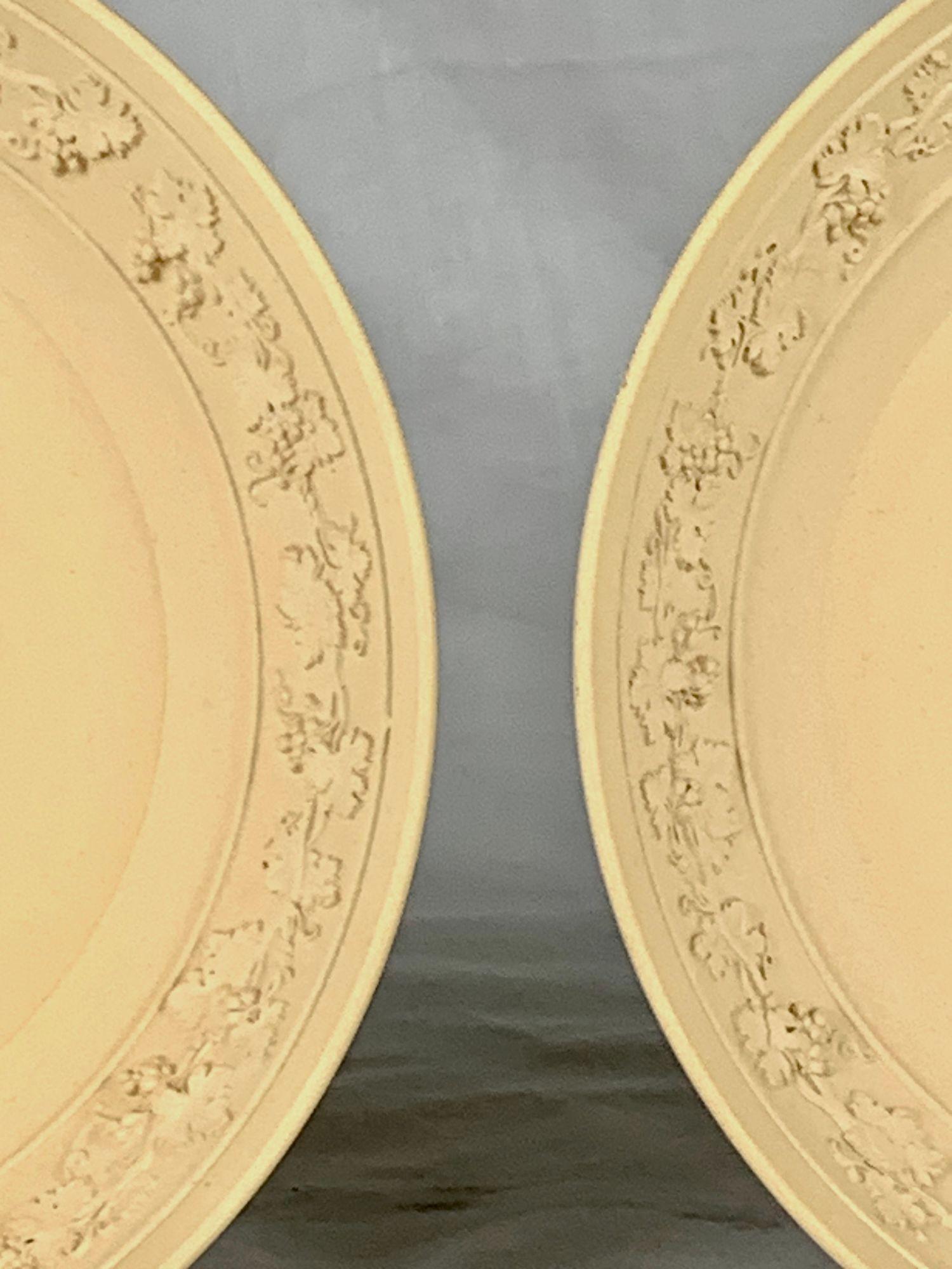Questa coppia di piattini in caneware Wedgwood dell'inizio del XIX secolo mostra l'elegante sobrietà che caratterizza la produzione neoclassica dell'azienda nel periodo della Reggenza. Realizzato nel caratteristico corpo in gres caneware caldo, ogni