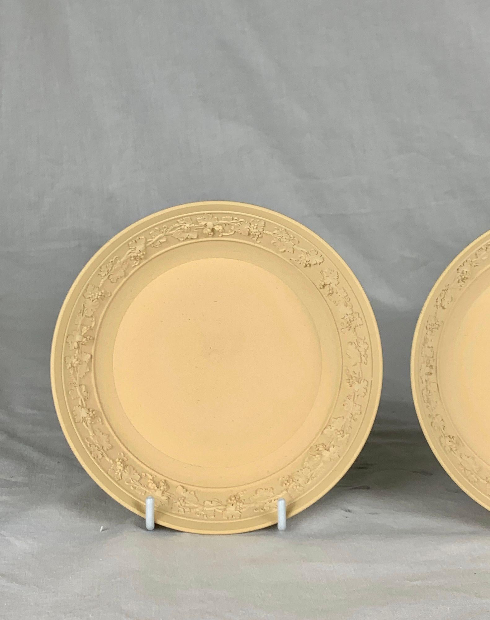 Stampato Coppia di piattini in terracotta Wedgwood con bordi neoclassici in rilievo Inghilterra C.C. 1810 in vendita