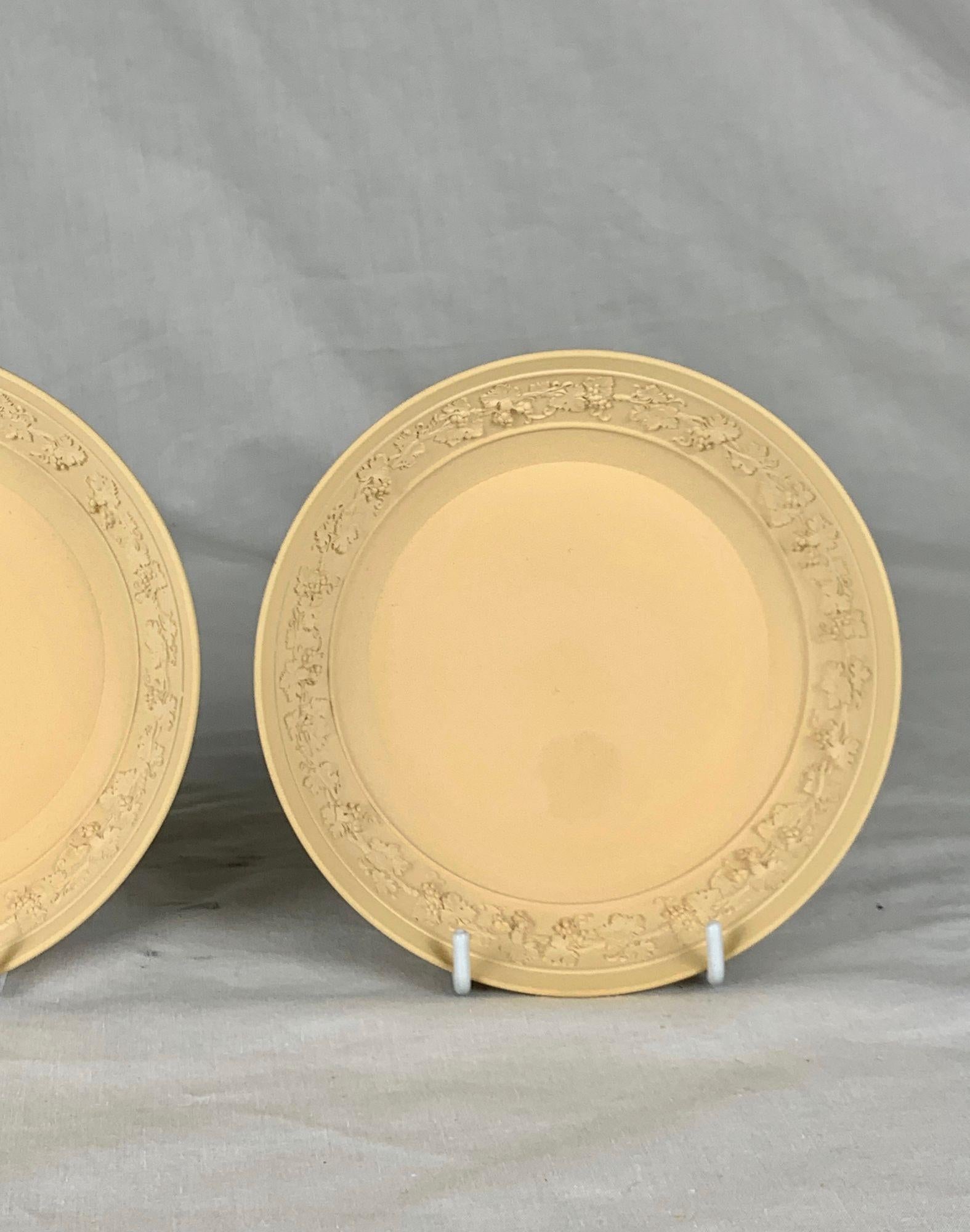 Coppia di piattini in terracotta Wedgwood con bordi neoclassici in rilievo Inghilterra C.C. 1810 In condizioni ottime in vendita a Katonah, NY