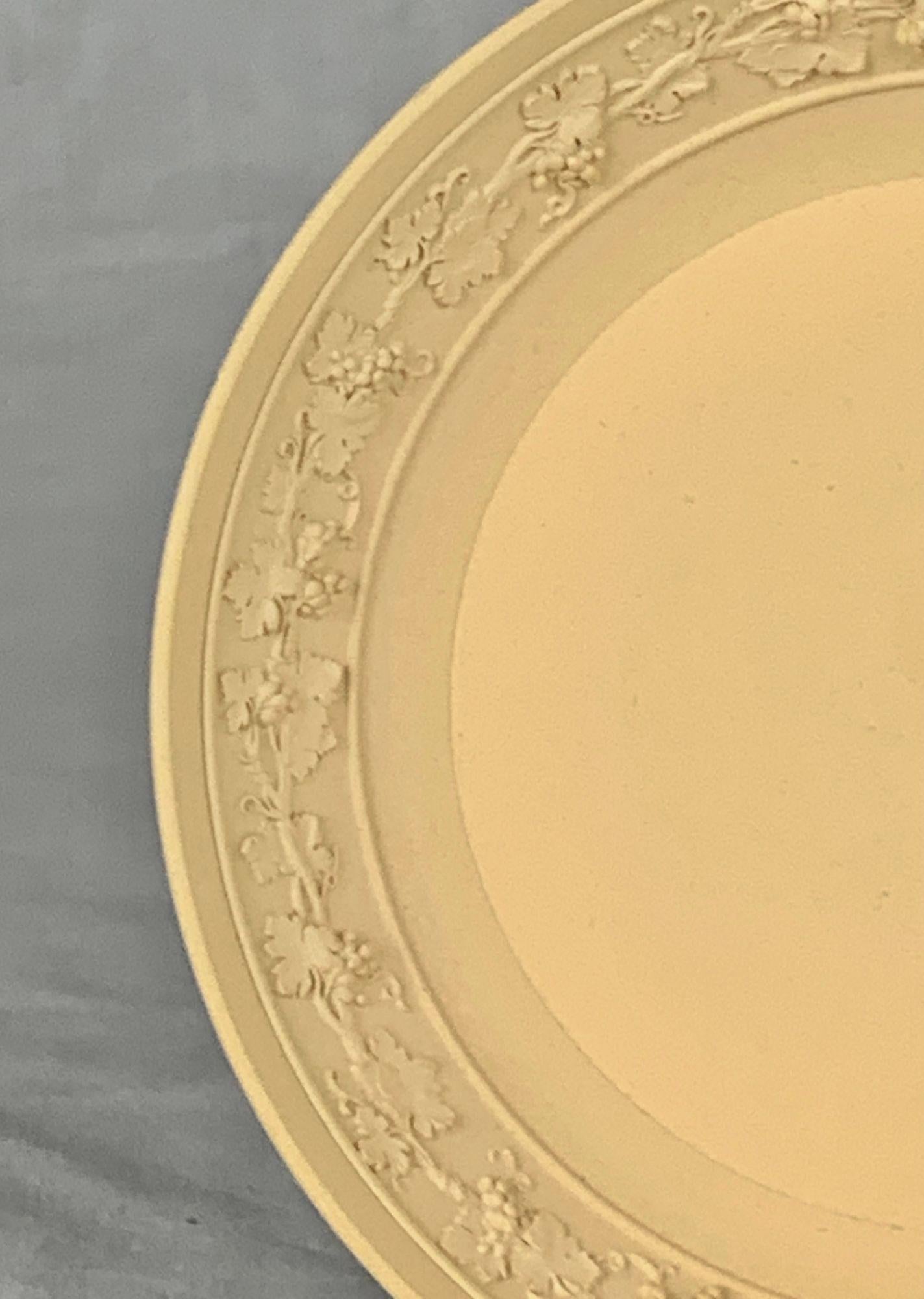 XIX secolo Coppia di piattini in terracotta Wedgwood con bordi neoclassici in rilievo Inghilterra C.C. 1810 in vendita