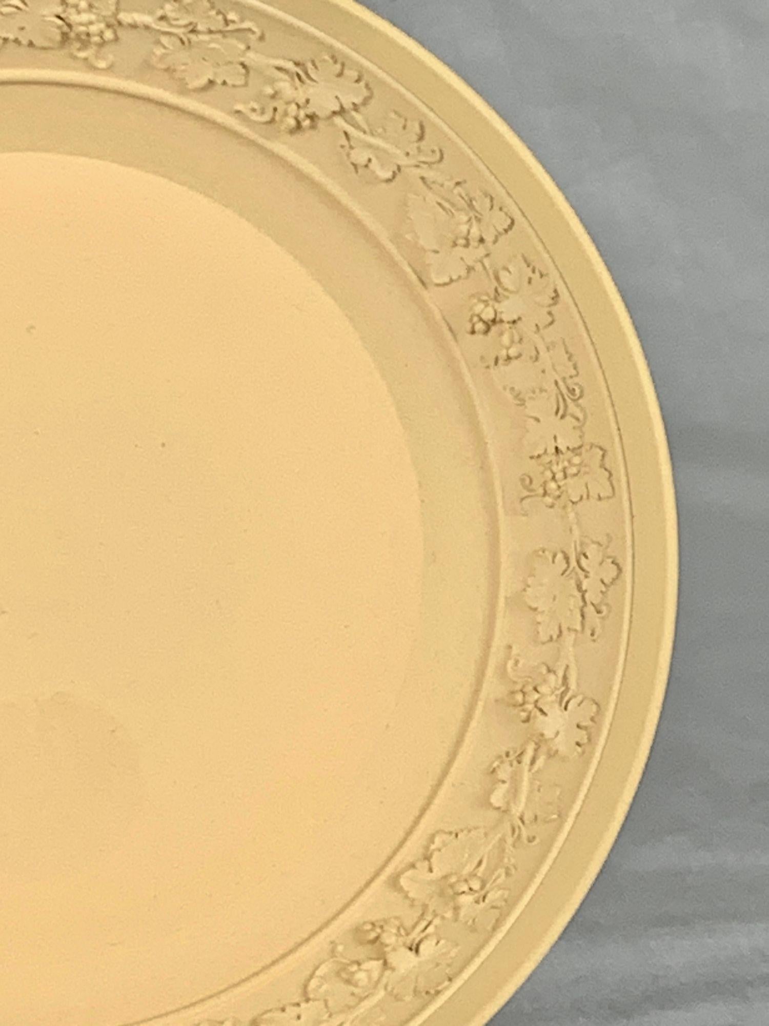 Grès porcellanato Coppia di piattini in terracotta Wedgwood con bordi neoclassici in rilievo Inghilterra C.C. 1810 in vendita