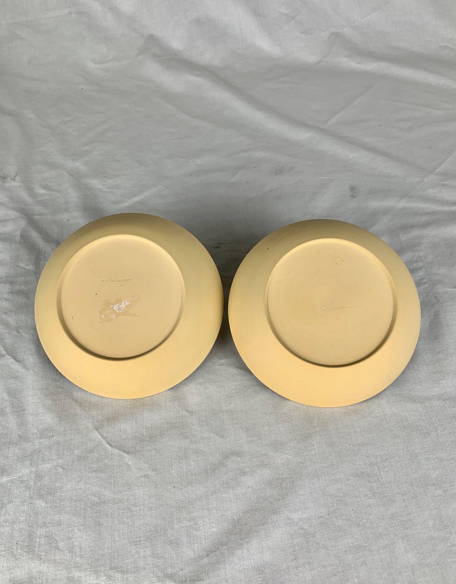 Coppia di piattini in terracotta Wedgwood con bordi neoclassici in rilievo Inghilterra C.C. 1810 in vendita 1