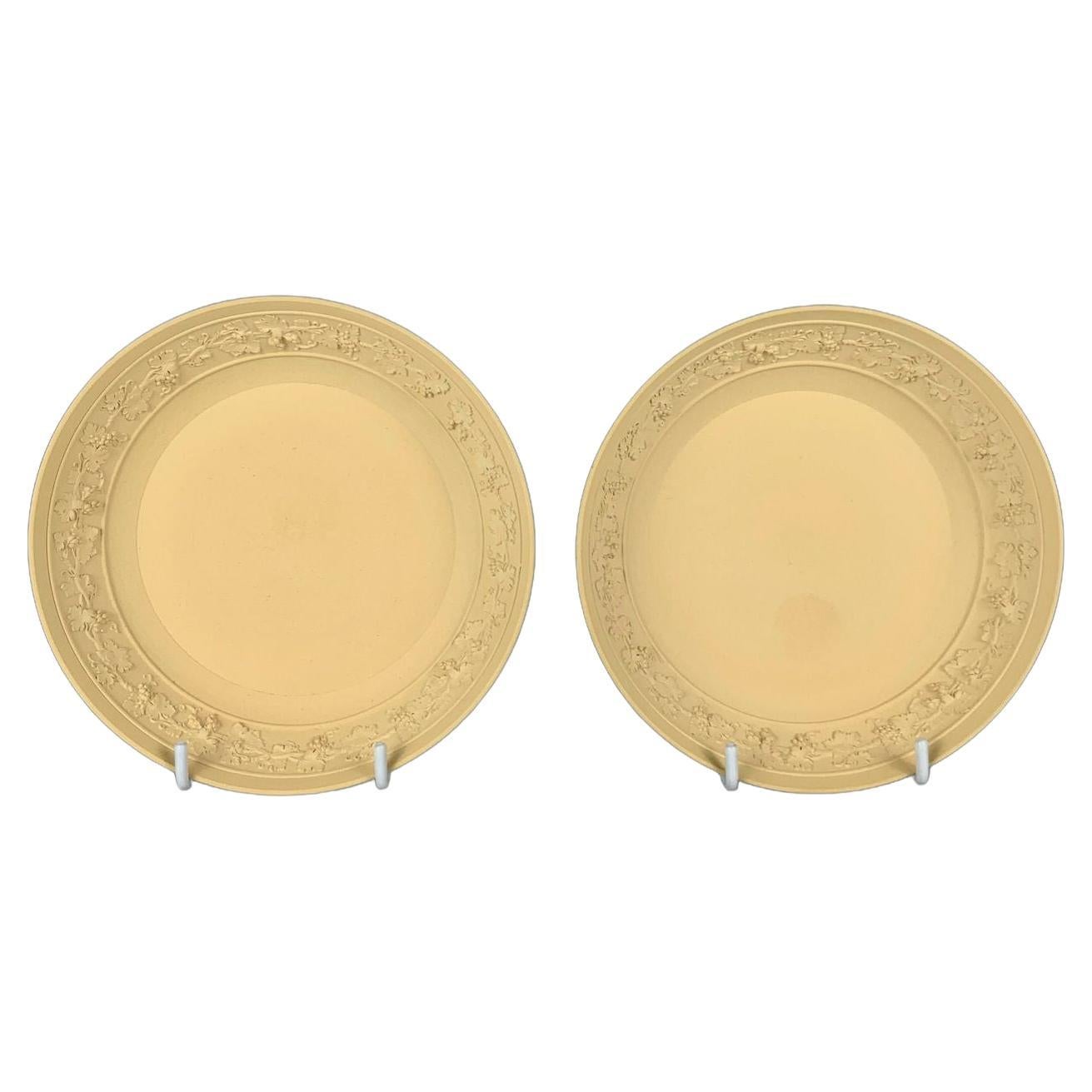 Coppia di piattini in terracotta Wedgwood con bordi neoclassici in rilievo Inghilterra C.C. 1810