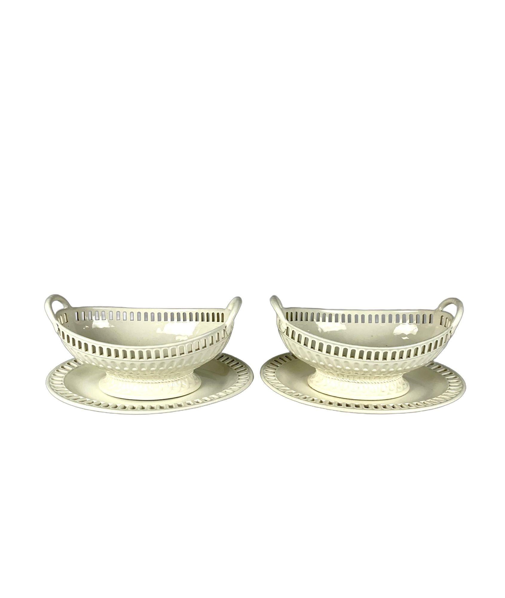 Questa elegante coppia di cestini e alzatine in crema di Wedgwood presenta dei trafori ad arco lungo i bordi.
La coppia è stata realizzata presso la fabbrica Wedgwood Etruria di Stoke-on-Trent nello Staffordshire, in Inghilterra, intorno al 1820.
I