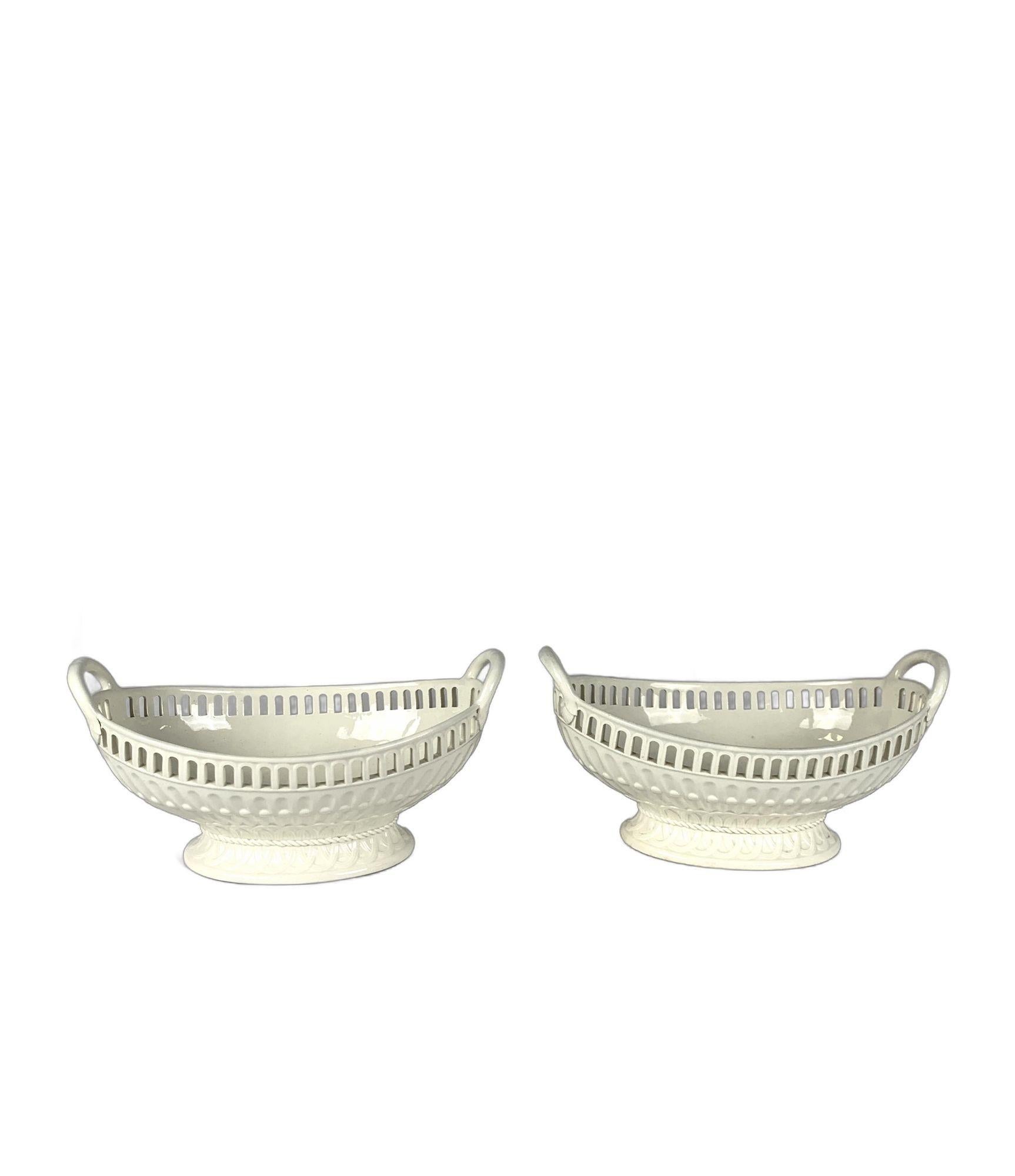 Country Coppia di cestini e supporti Wedgwood in crema con trafori Inghilterra Ca. 1820 in vendita