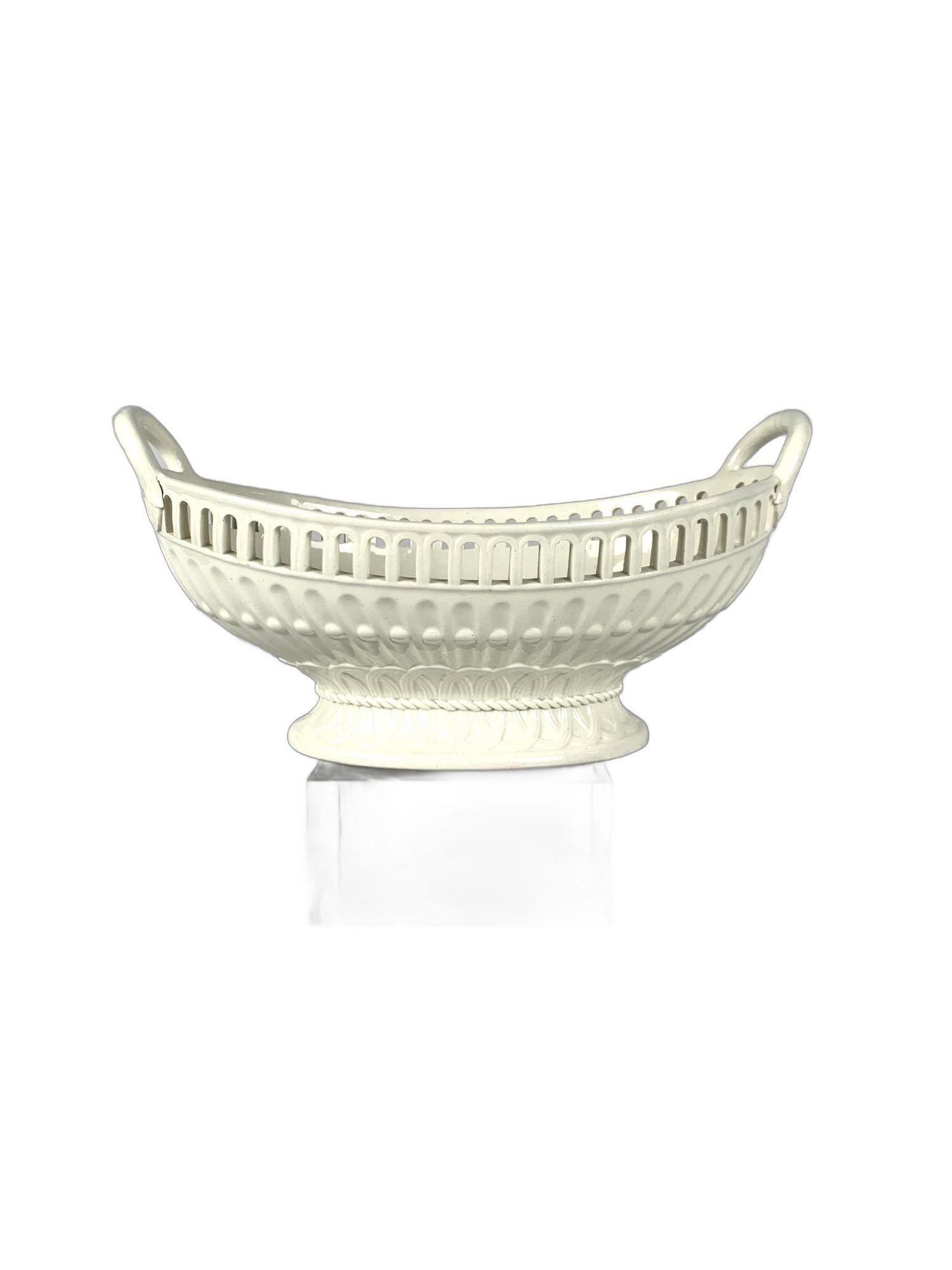 Inglese Coppia di cestini e supporti Wedgwood in crema con trafori Inghilterra Ca. 1820 in vendita
