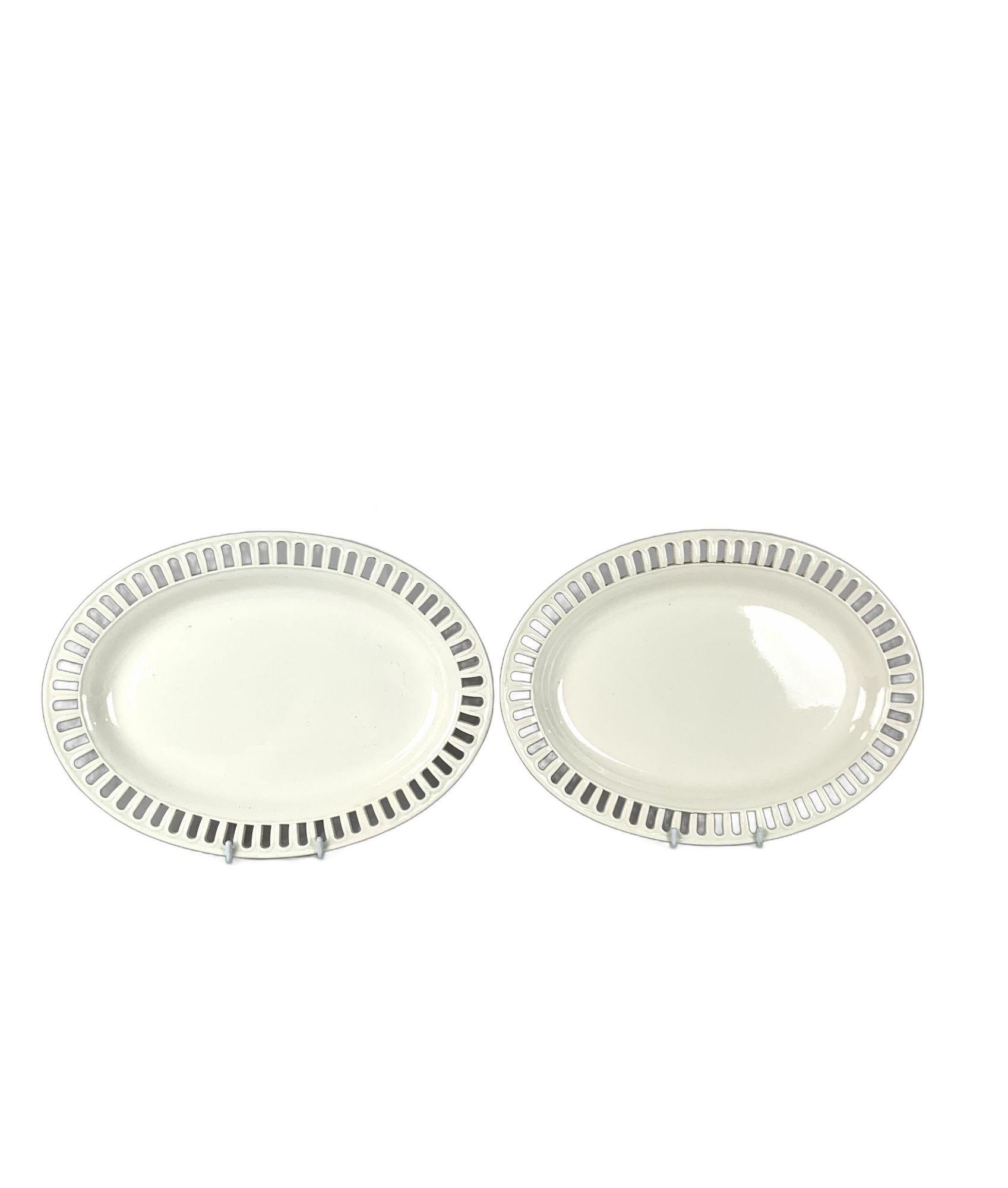 Coppia di cestini e supporti Wedgwood in crema con trafori Inghilterra Ca. 1820 In condizioni ottime in vendita a Katonah, NY