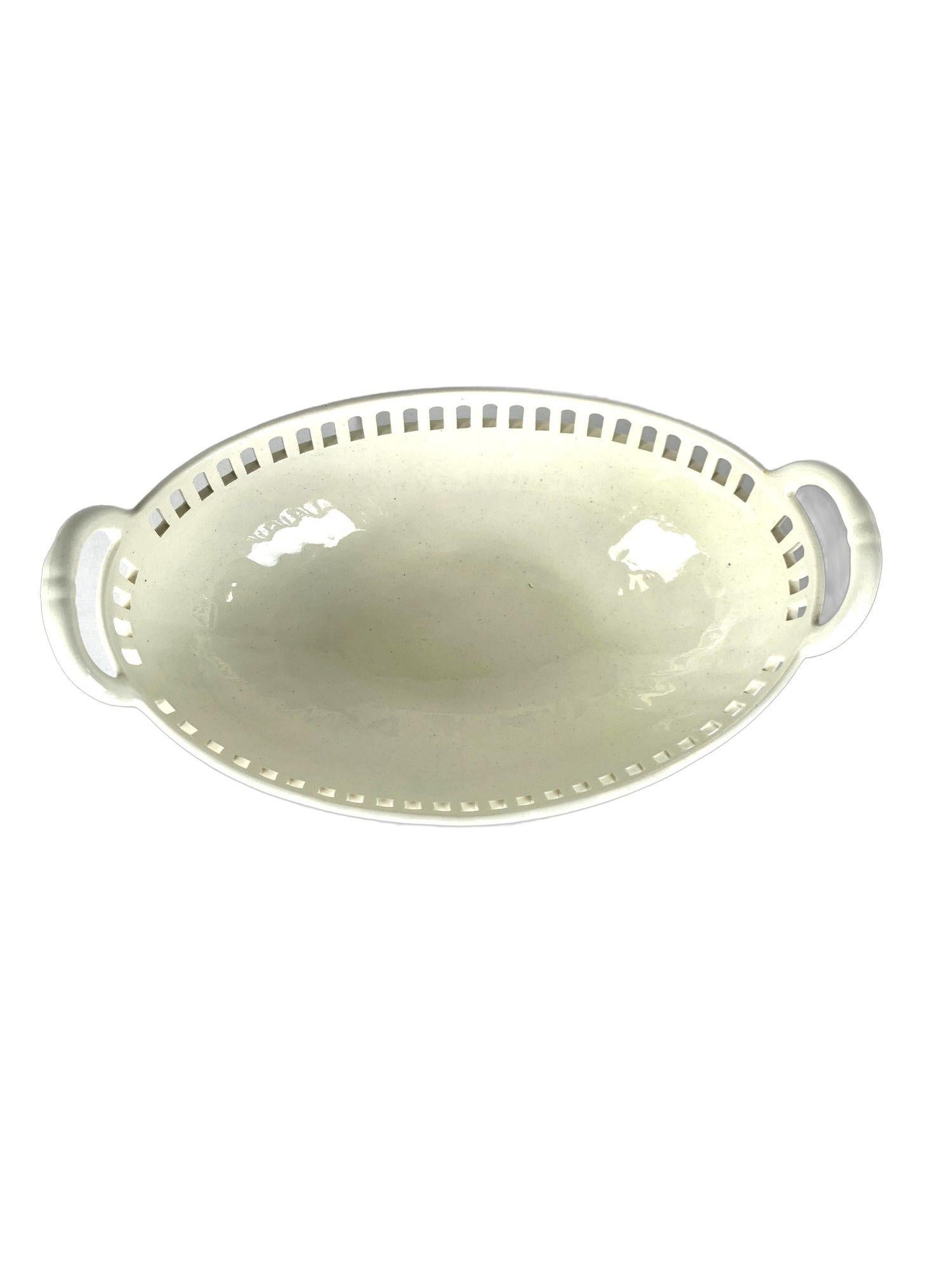 XIX secolo Coppia di cestini e supporti Wedgwood in crema con trafori Inghilterra Ca. 1820 in vendita