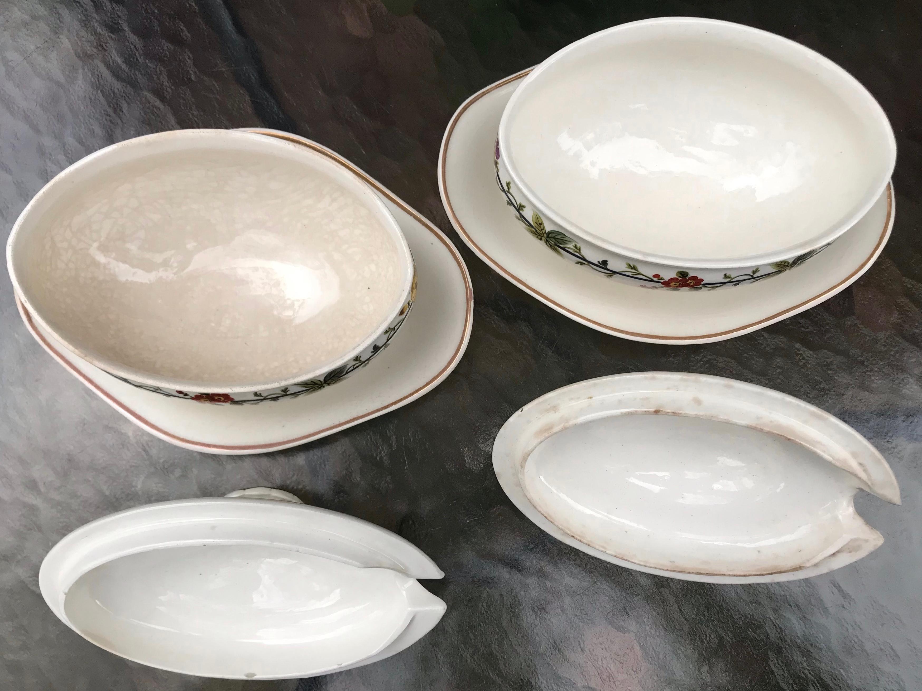 Paar Wedgwood Wedgwoodware Floral Banded Sauceboats im Zustand „Gut“ im Angebot in New York, NY