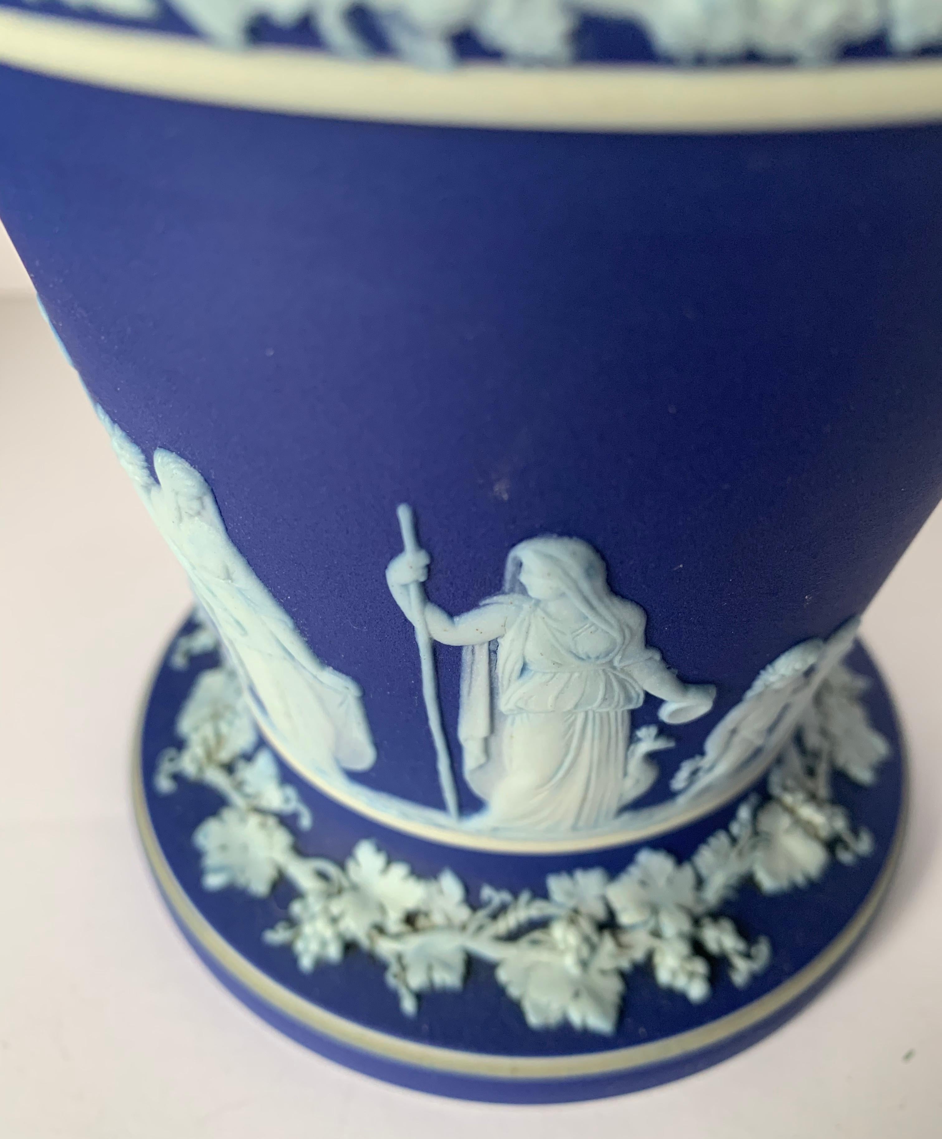 Pair of Wedgwood Dark Blue and White Vases In Good Condition For Sale In Stamford, CT