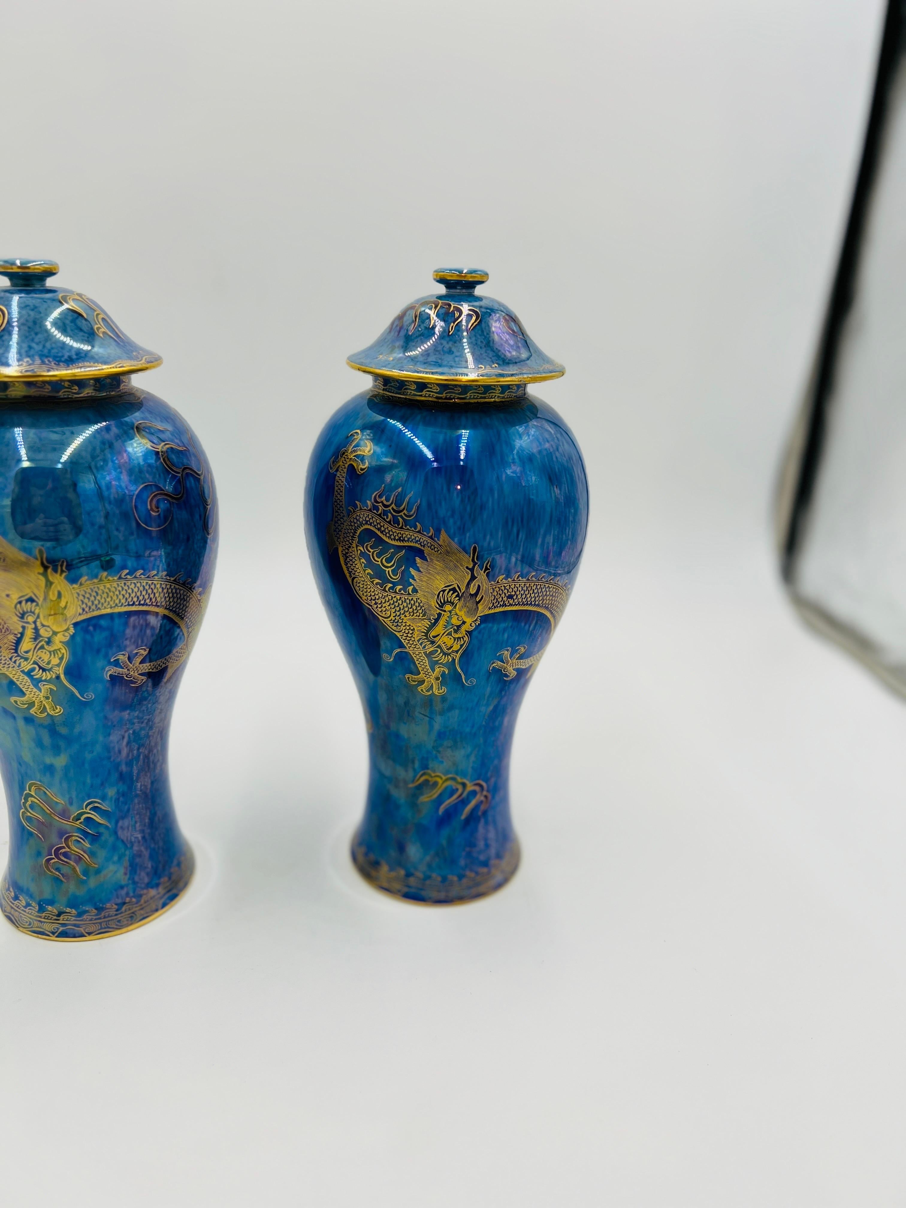 Vase en porcelaine marbrée d'un lustre bleu perlé, dominé par un dragon céleste doré et des motifs de perles sacrées et de flammes aux détails complexes. Le bord supérieur et le fond sont soulignés par une bande continue dorée d'ornements délicats.