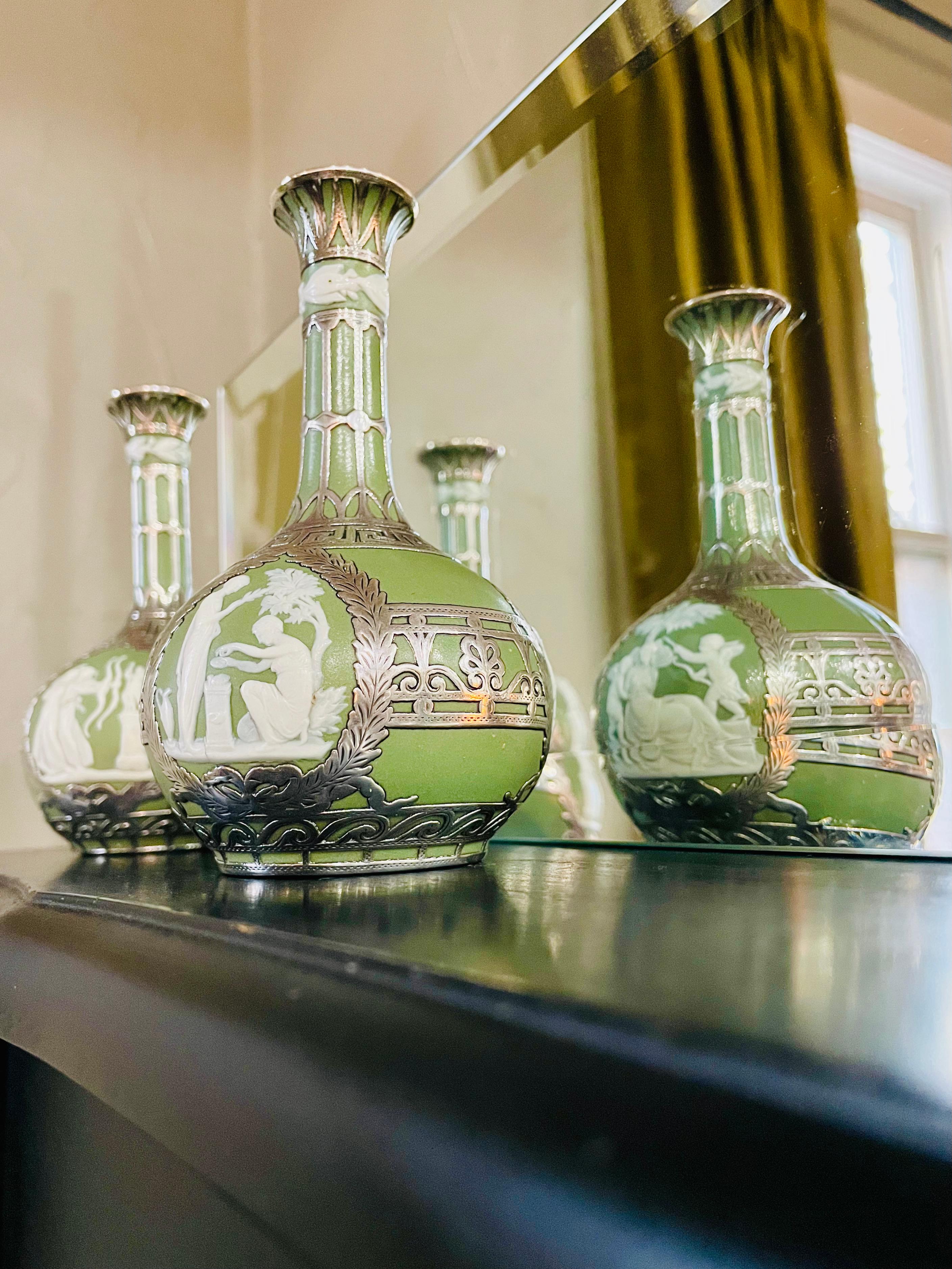 Arts and Crafts Coppia di vasi a bocciolo estetici Wedgwood Green Jasper Dip Stoneware Silver Overlay in vendita