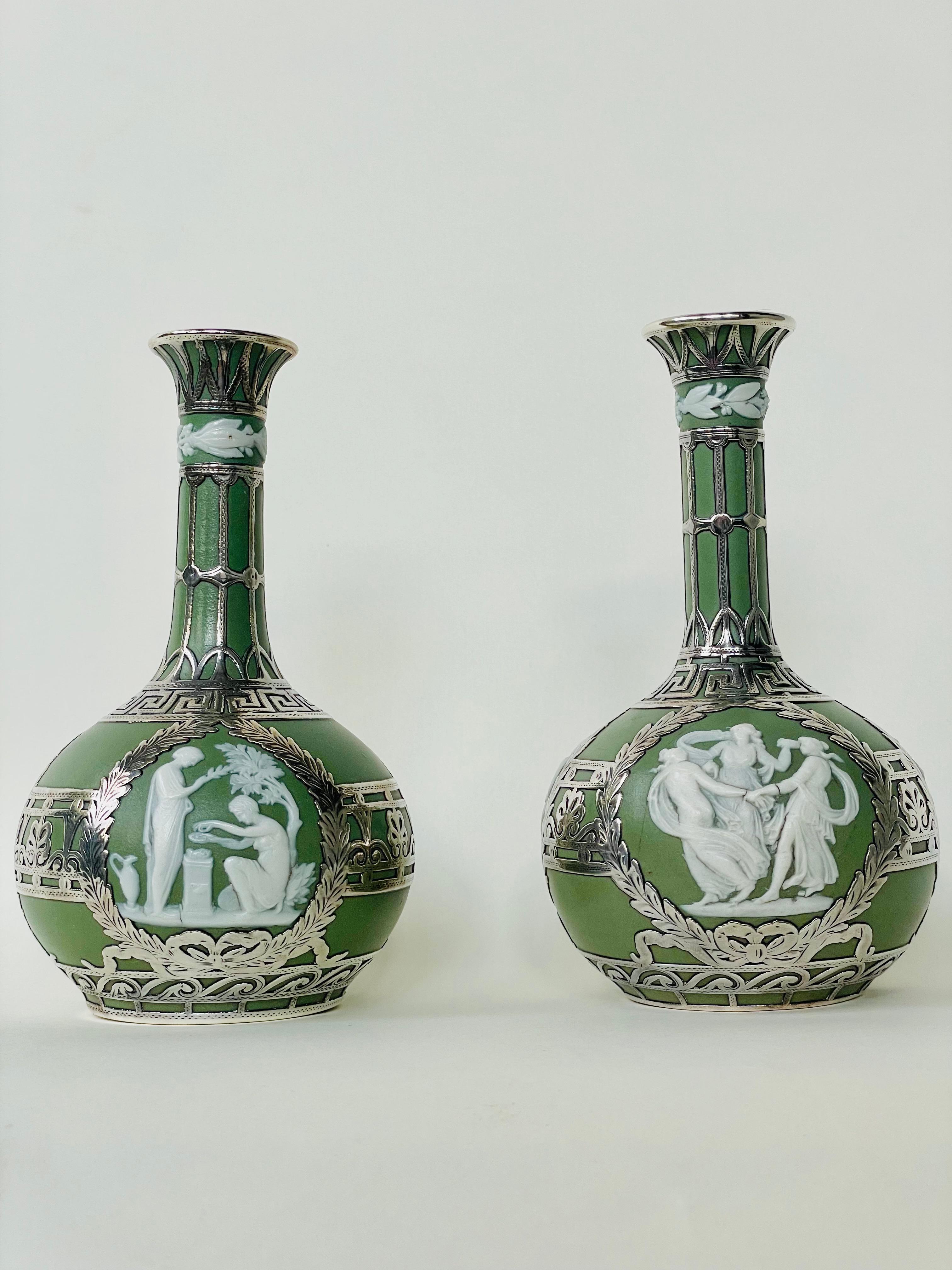 Coppia di vasi a bocciolo estetici Wedgwood Green Jasper Dip Stoneware Silver Overlay In condizioni buone in vendita a Asheville, NC
