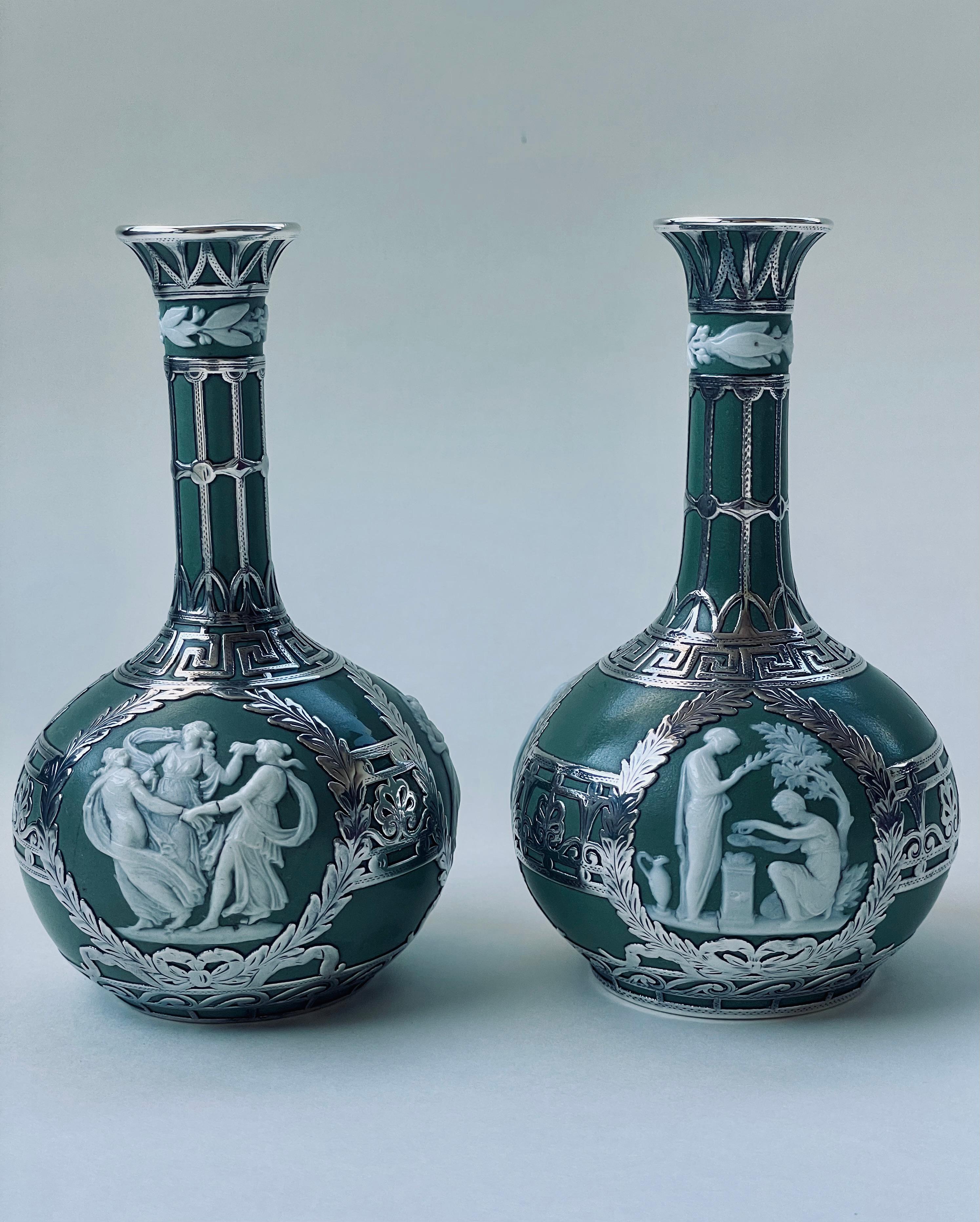 Inglese Coppia di vasi a bocciolo estetici Wedgwood Green Jasper Dip Stoneware Silver Overlay in vendita