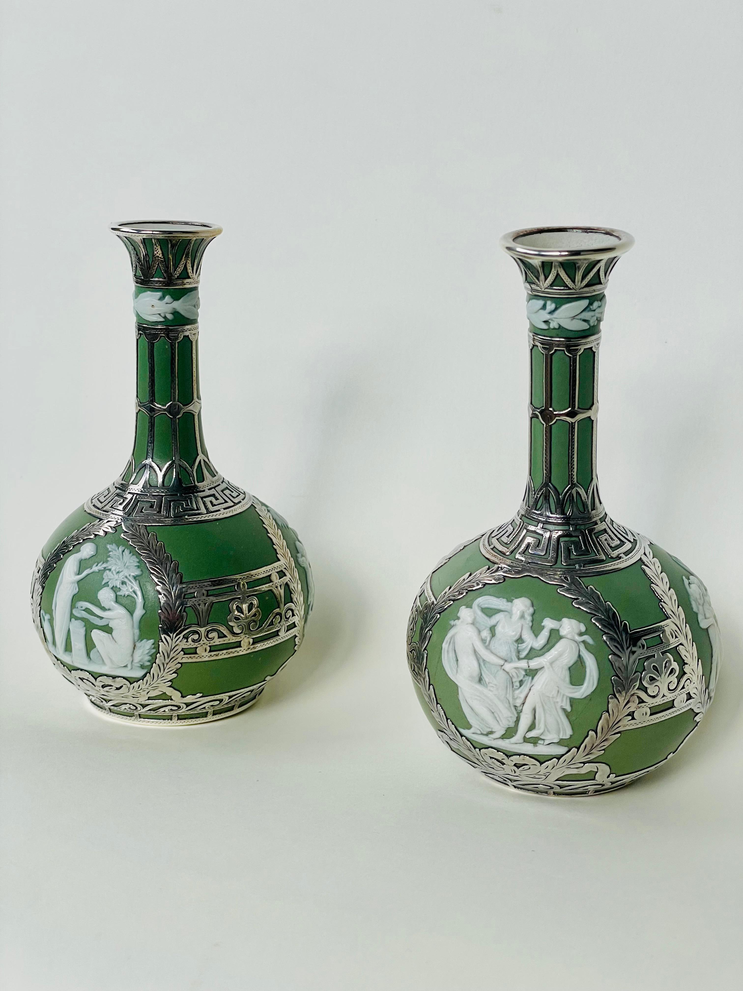 Argento Coppia di vasi a bocciolo estetici Wedgwood Green Jasper Dip Stoneware Silver Overlay in vendita