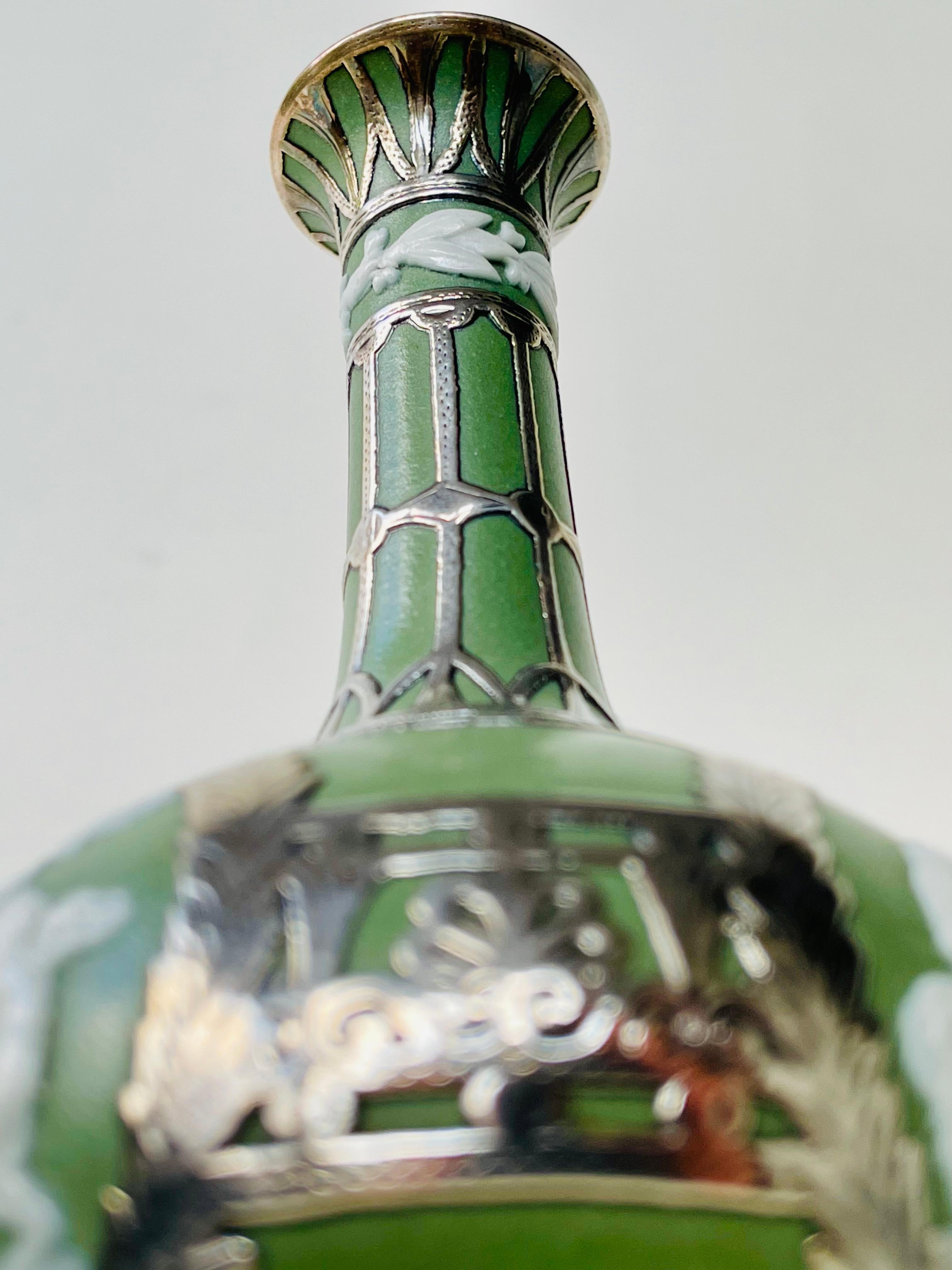 Coppia di vasi a bocciolo estetici Wedgwood Green Jasper Dip Stoneware Silver Overlay in vendita 1