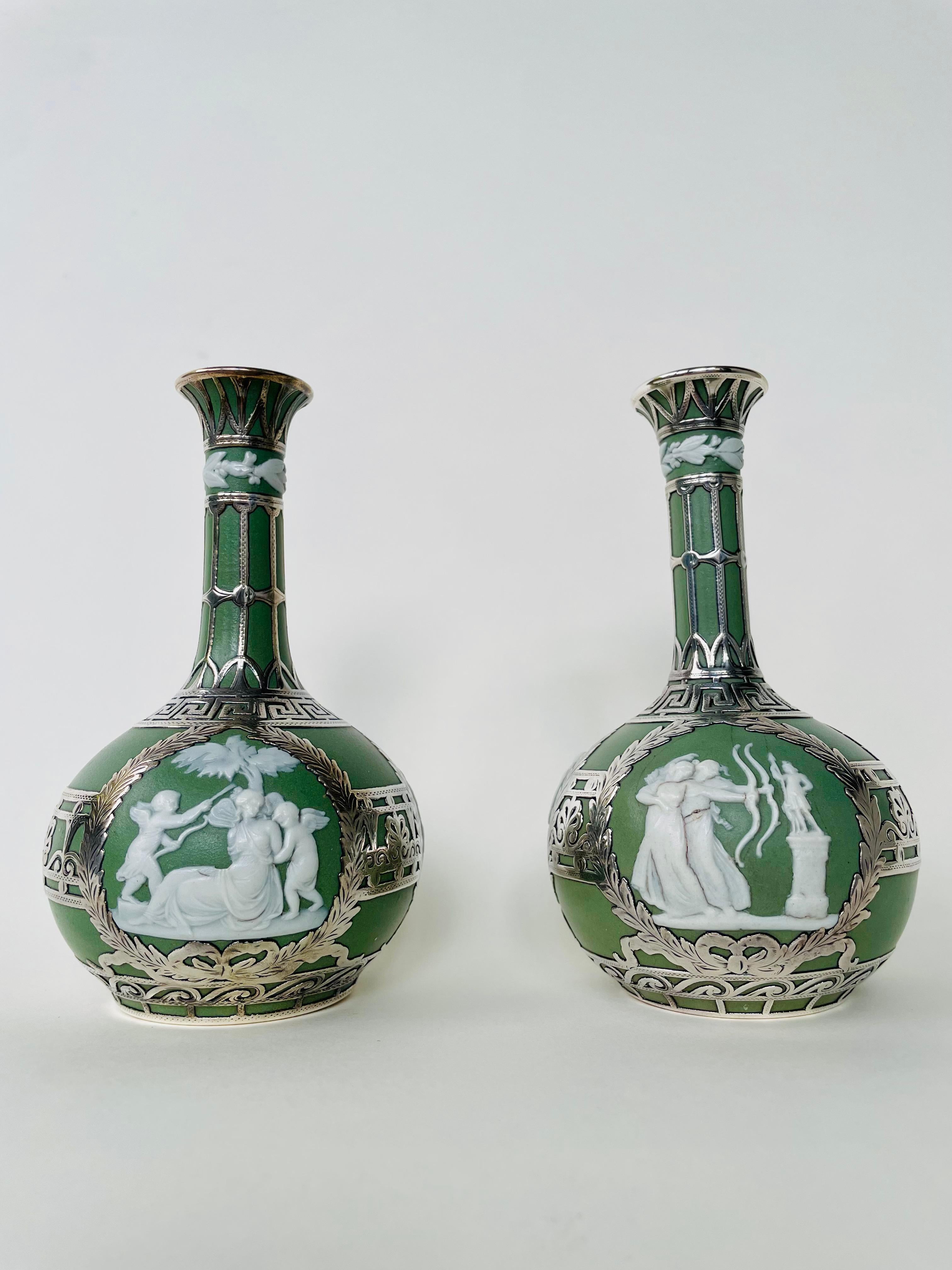 Fine XIX secolo Coppia di vasi a bocciolo estetici Wedgwood Green Jasper Dip Stoneware Silver Overlay in vendita