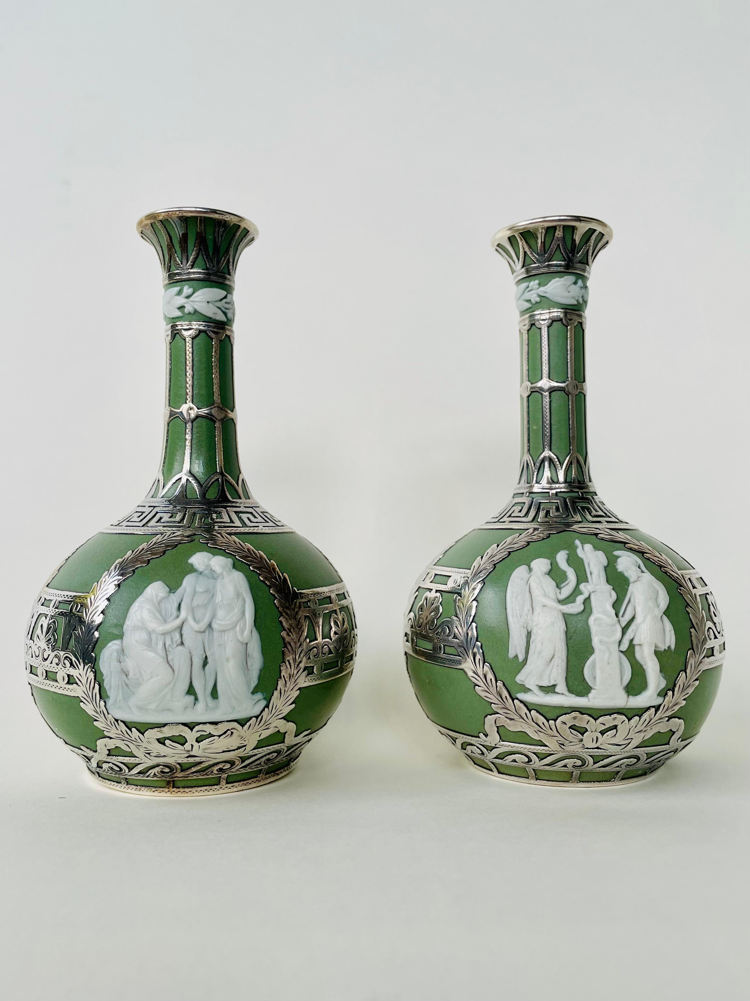 Cotto in fornace Coppia di vasi a bocciolo estetici Wedgwood Green Jasper Dip Stoneware Silver Overlay in vendita