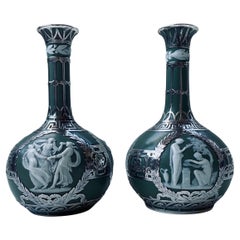 Pareja de jarrones para capullos de gres verde jaspeado de Wedgwood con incrustación de plata