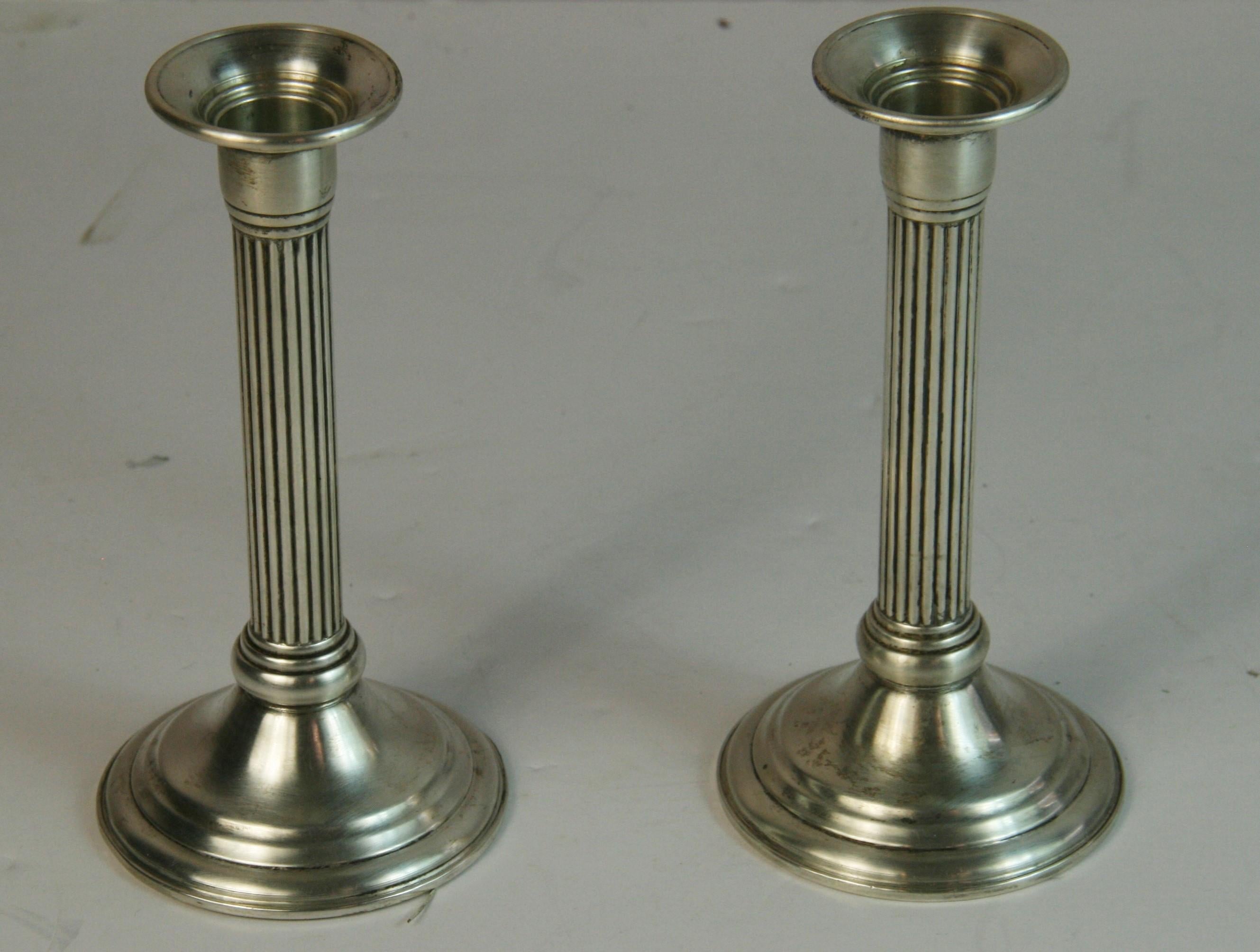 3-958 Coppia di bastoncini per candele in argento sterling scanalati e ponderati
Marcato sterling sul fondo con il nome del produttore.