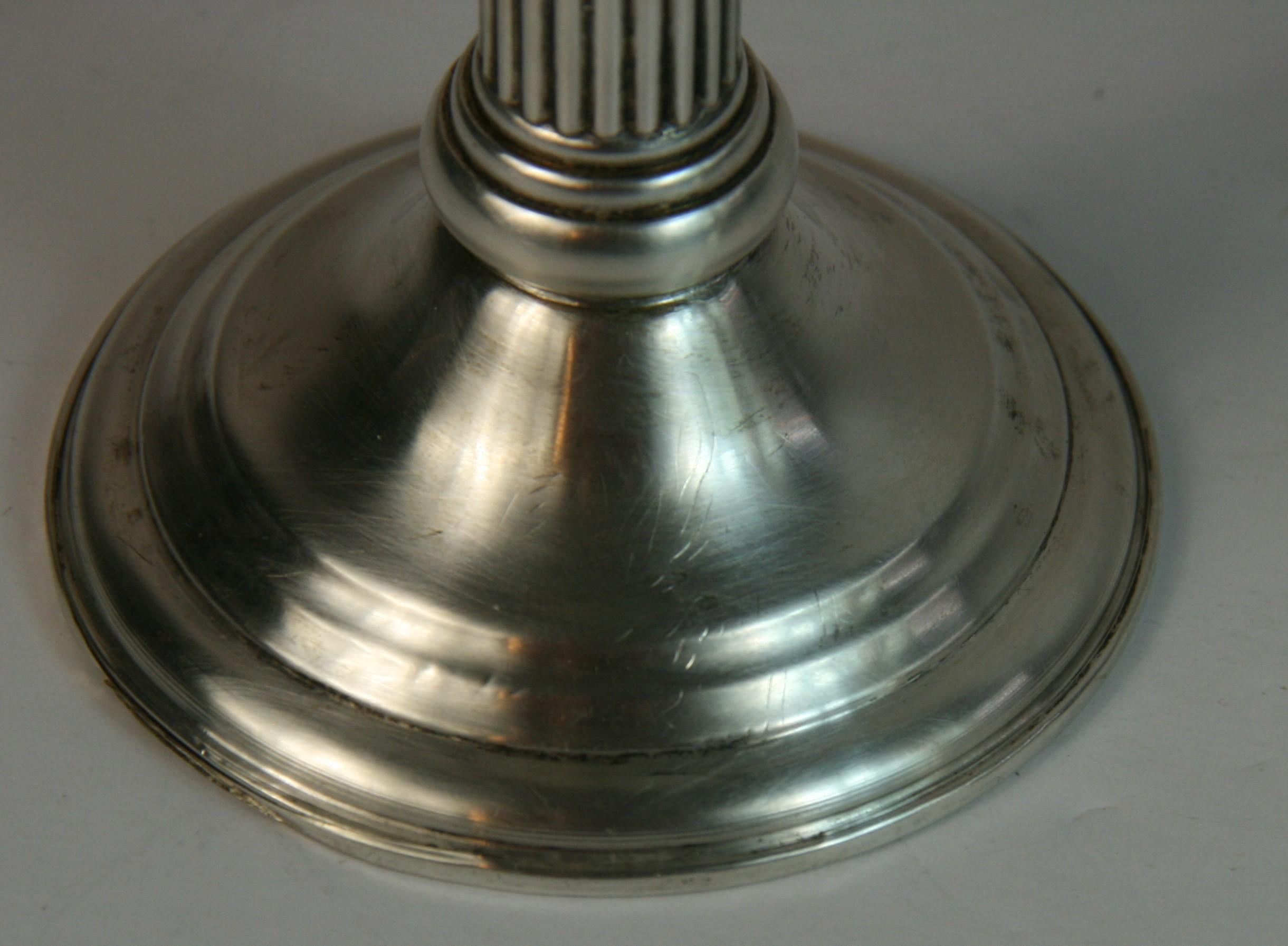 Coppia di bastoncini/portacandele scanalati in argento massiccio in vendita 3