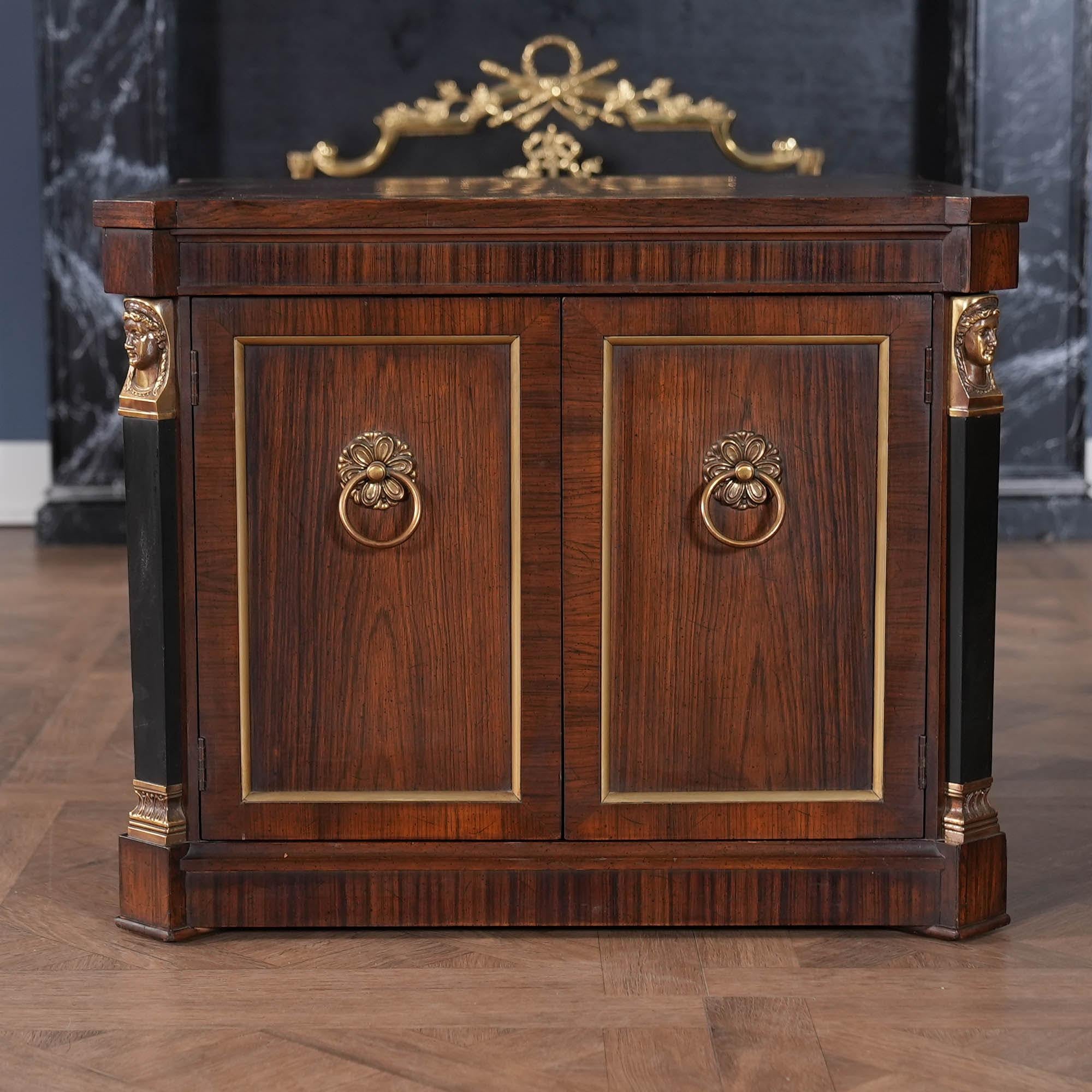 Cette magnifique paire de tables d'extrémité Weiman sera reconnaissable pour quiconque est familier avec les meubles de qualité. Magnifiquement conçues, ces tables carrées aux coins inclinés, aux ferrures et aux accents remarquables, ont toutes les