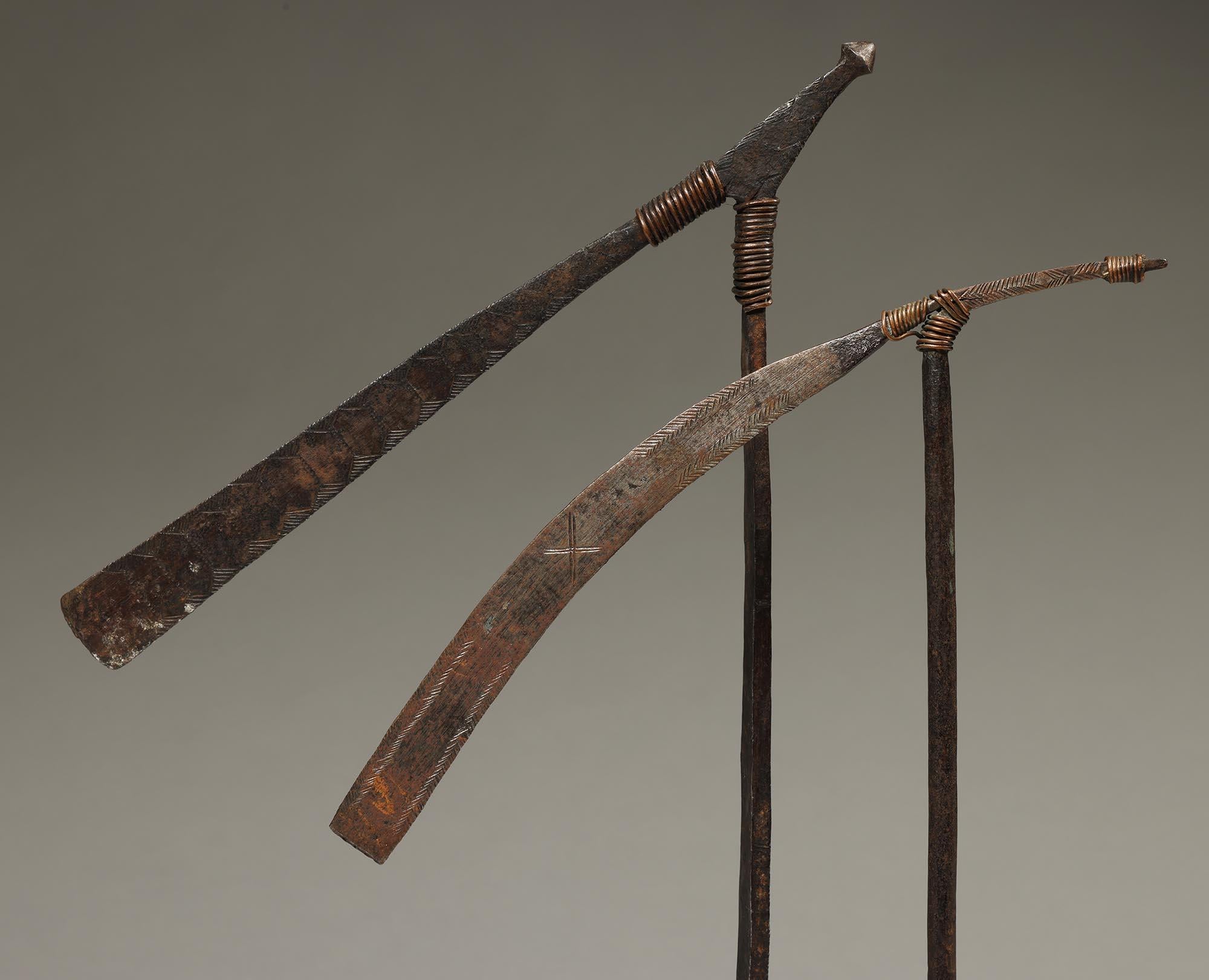 Pair West African Incised Iron and Copper Axe Form Währung Pieces Custom Mounts im Zustand „Relativ gut“ im Angebot in Point Richmond, CA