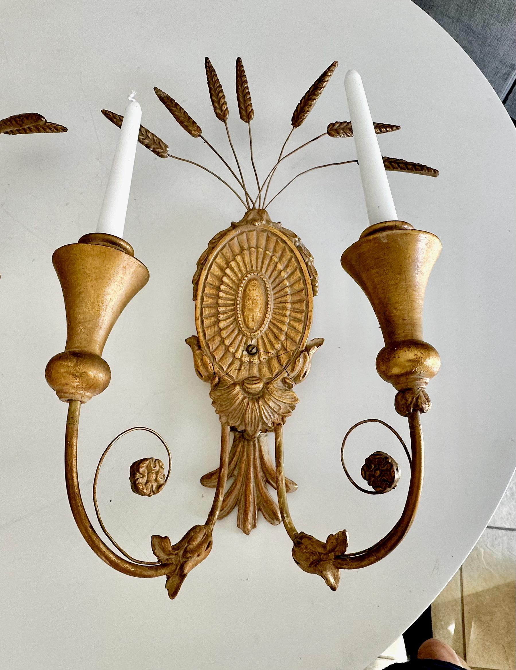 Pareja de candelabros de gavilla de trigo Madera dorada en venta