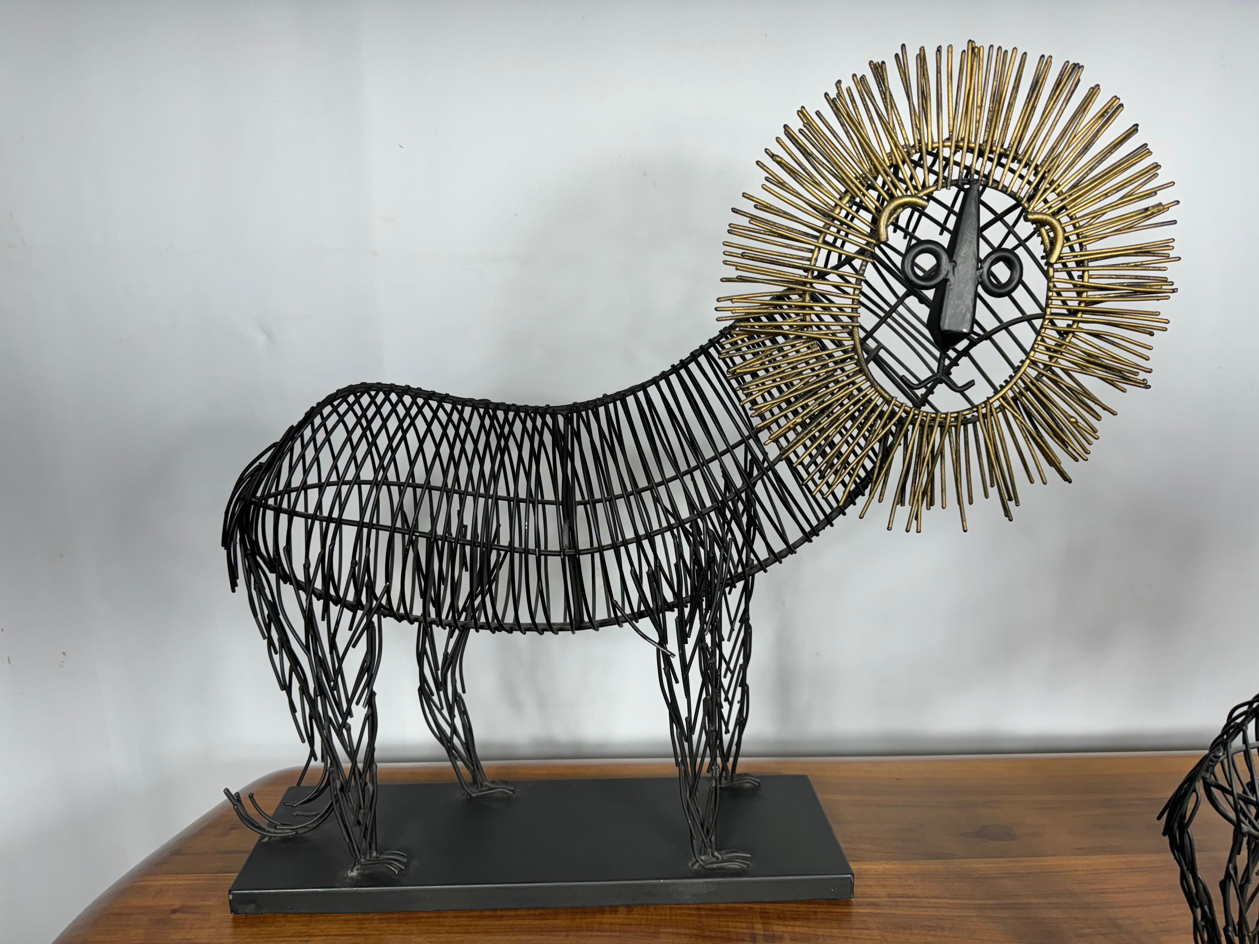 Coppia stravagante  Leoni a filo di Curtis Jere, design moderno e classico. in vendita 2