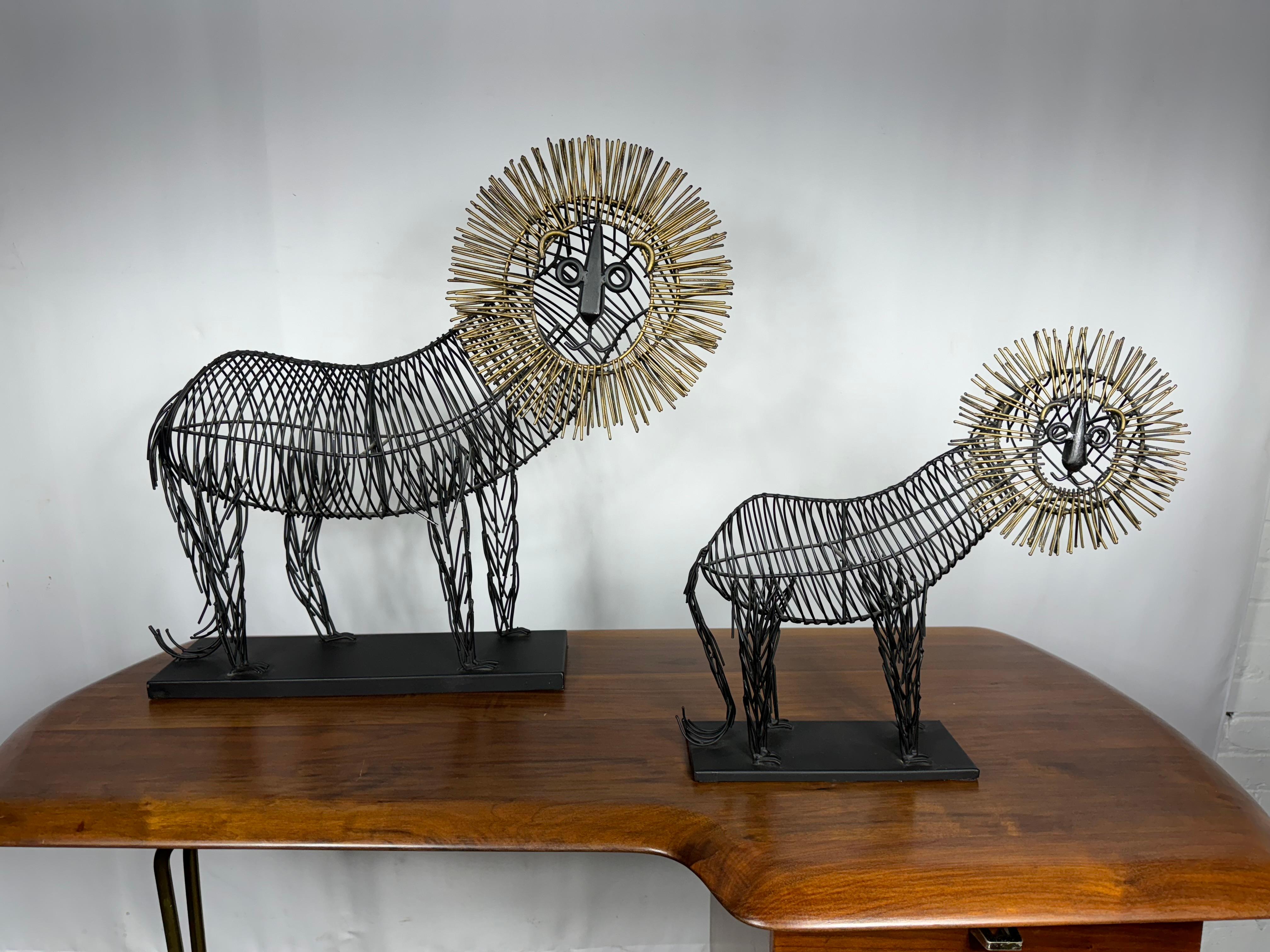 Coppia stravagante  Leoni a filo di Curtis Jere, design moderno e classico. in vendita 3