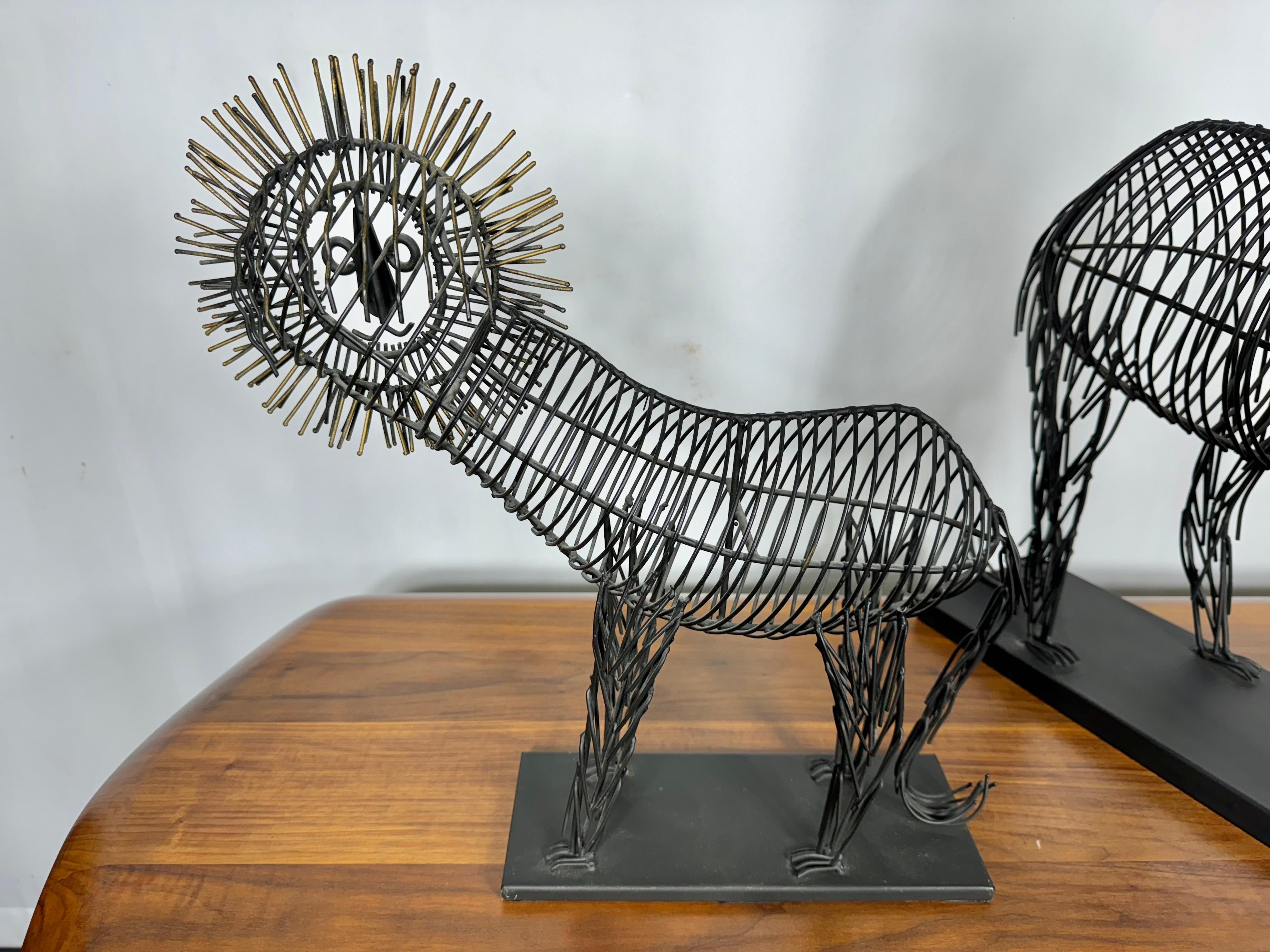 Coppia stravagante  Leoni a filo di Curtis Jere, design moderno e classico. In condizioni buone in vendita a Buffalo, NY