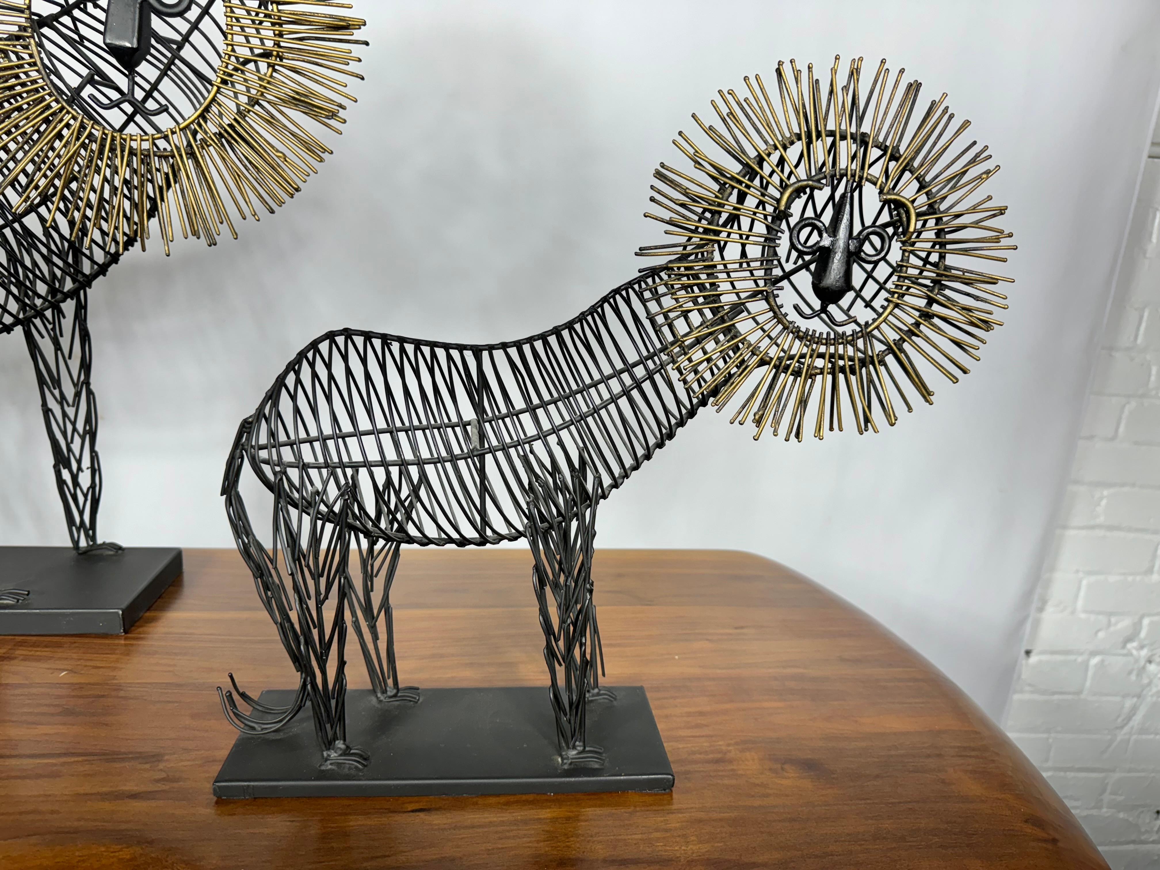 Coppia stravagante  Leoni a filo di Curtis Jere, design moderno e classico. in vendita 1