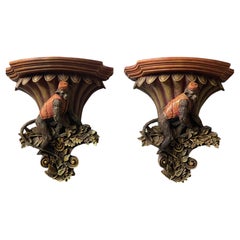 Coppia di stravaganti staffe da parete con statuette di servitori scimmia