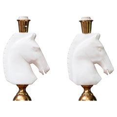 Pareja de lámparas de sobremesa de alabastro blanco con cabeza de caballo de latón. 1970 Italia