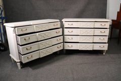 Paire de commodes de style gustavien peintes en blanc vieilli
