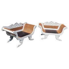 Paire de bancs de fenêtre en forme de canne en cuir et teck de style jardinière peints en blanc vieilli