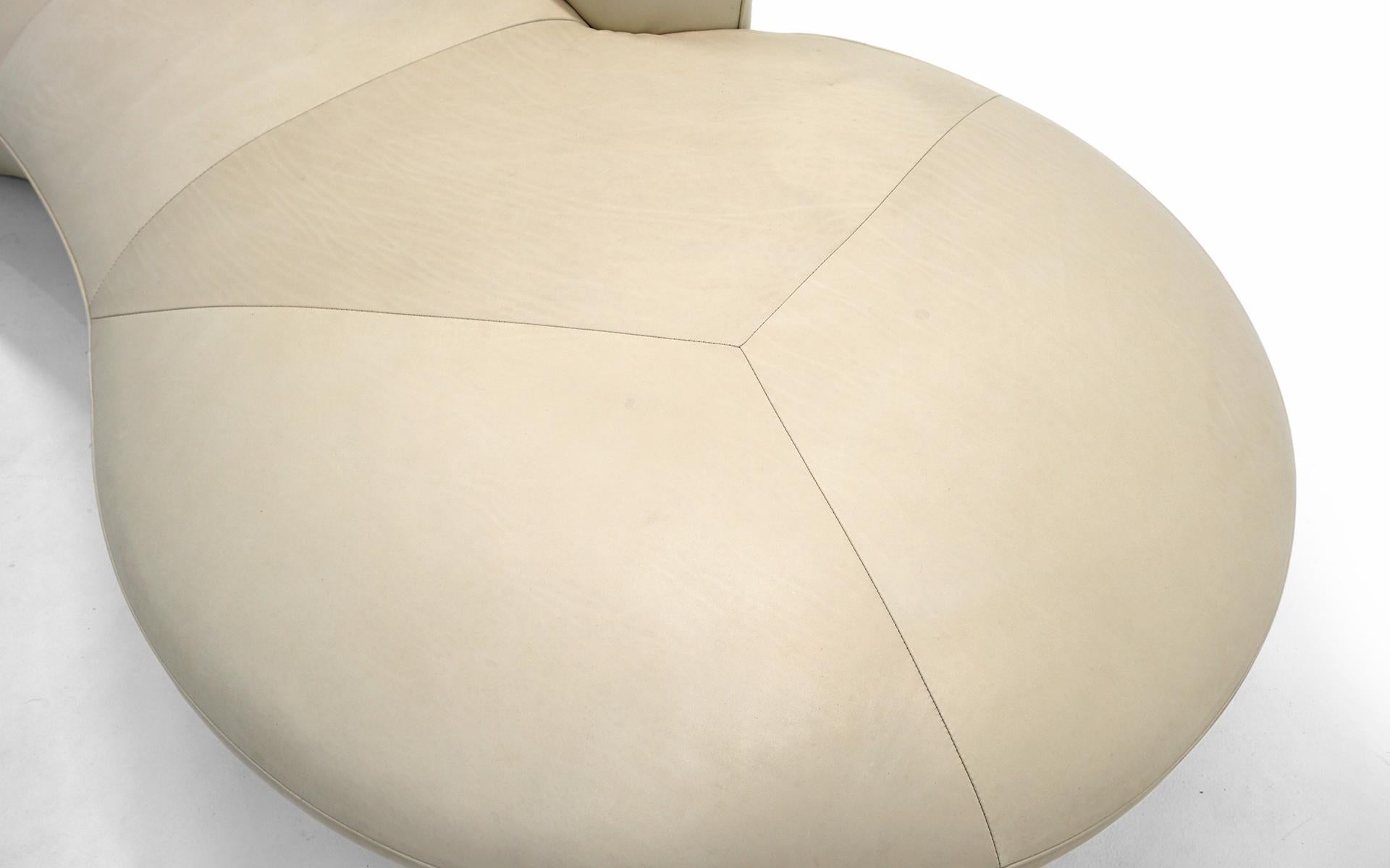 Pair White / Ivory Curved Leather Zoe Cloud Sofas by Vladimir Kagan, Signed In Good Condition In Kansas City, MO