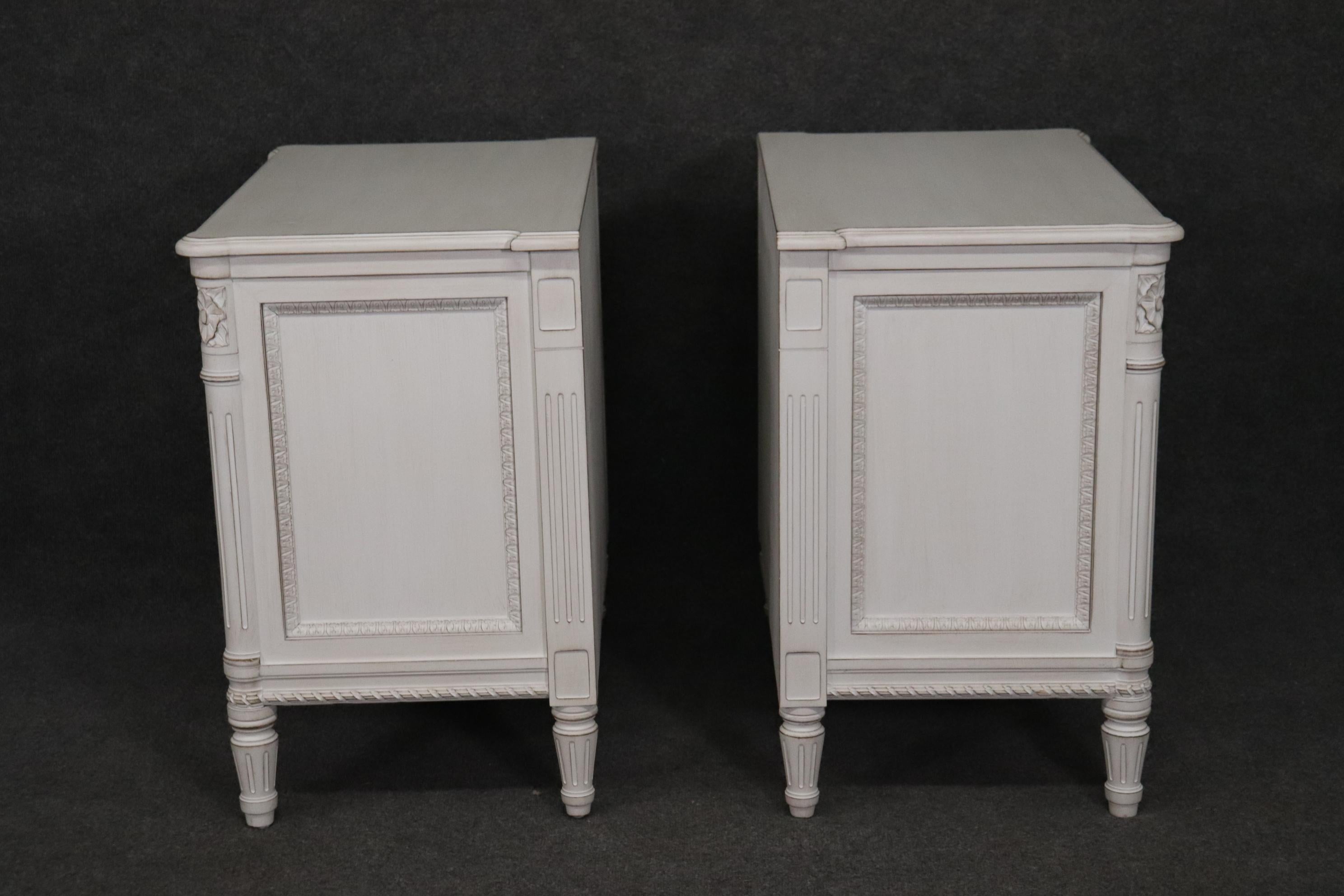Pair White Painted French Louis XVI Carved Louis XVI Nightstands In Good Condition In Swedesboro, NJ