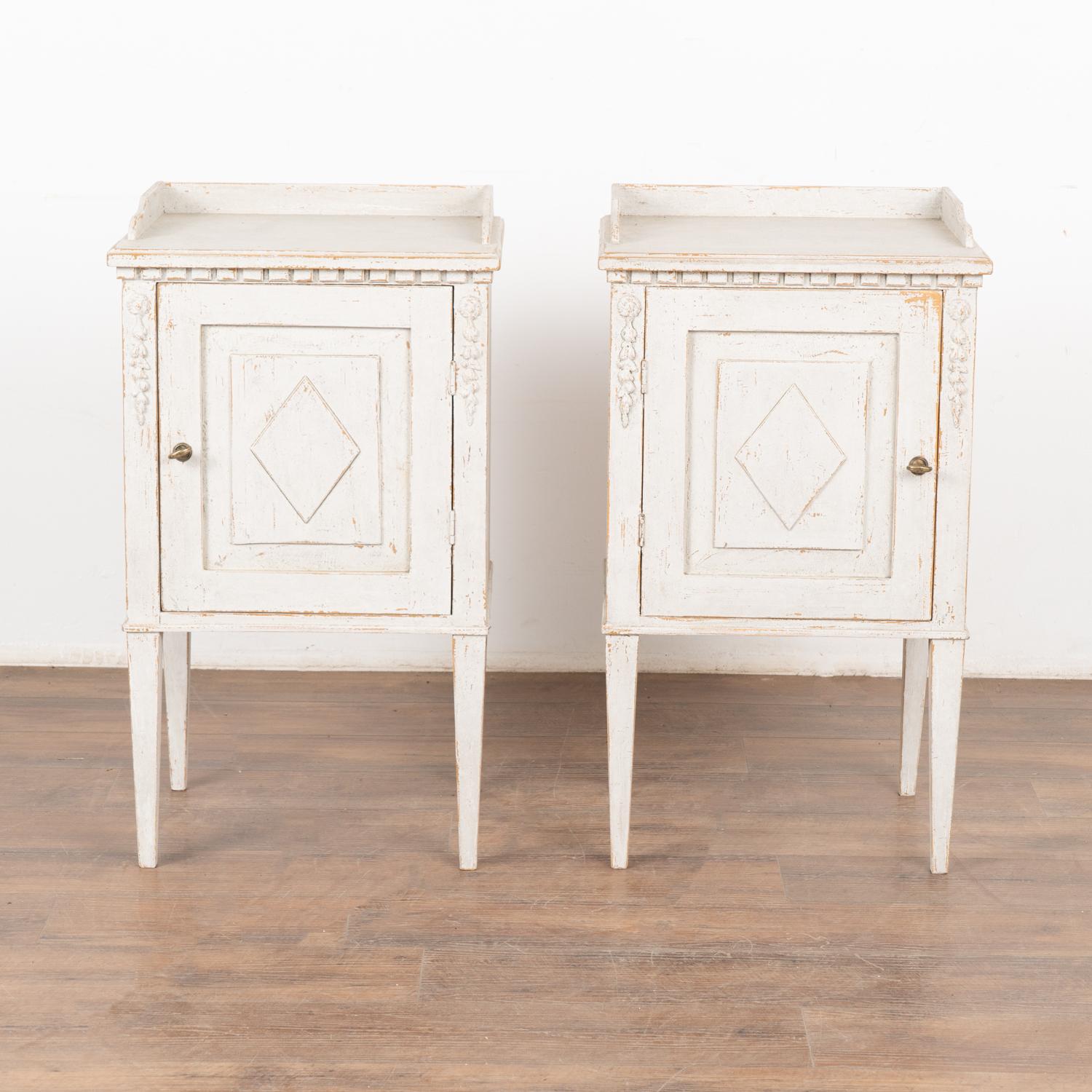 Pair, White painted Gustavian Nightstands Side Tables, Sweden circa 1880-90 In Good Condition For Sale In Round Top, TX