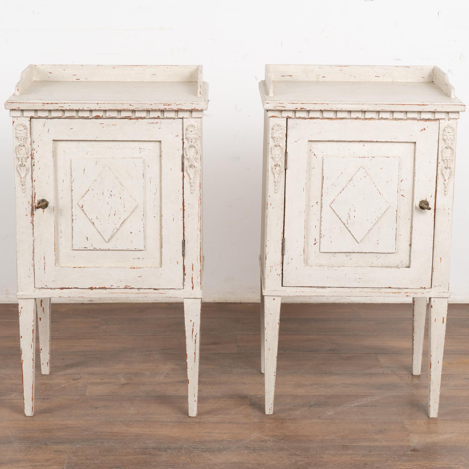 Pair, White Painted Gustavian Nightstands, Sweden circa 1880 In Good Condition For Sale In Round Top, TX