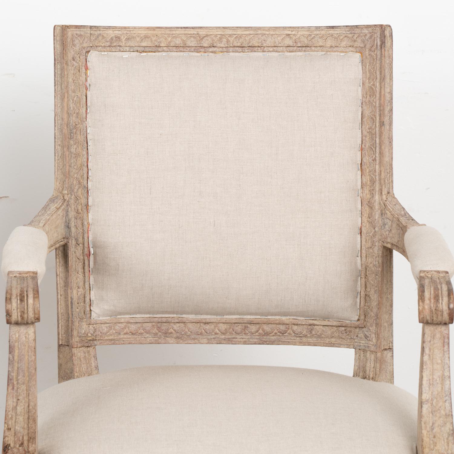 Suédois Paire de fauteuils de style gustavien peints en blanc, Suède vers 1900 en vente