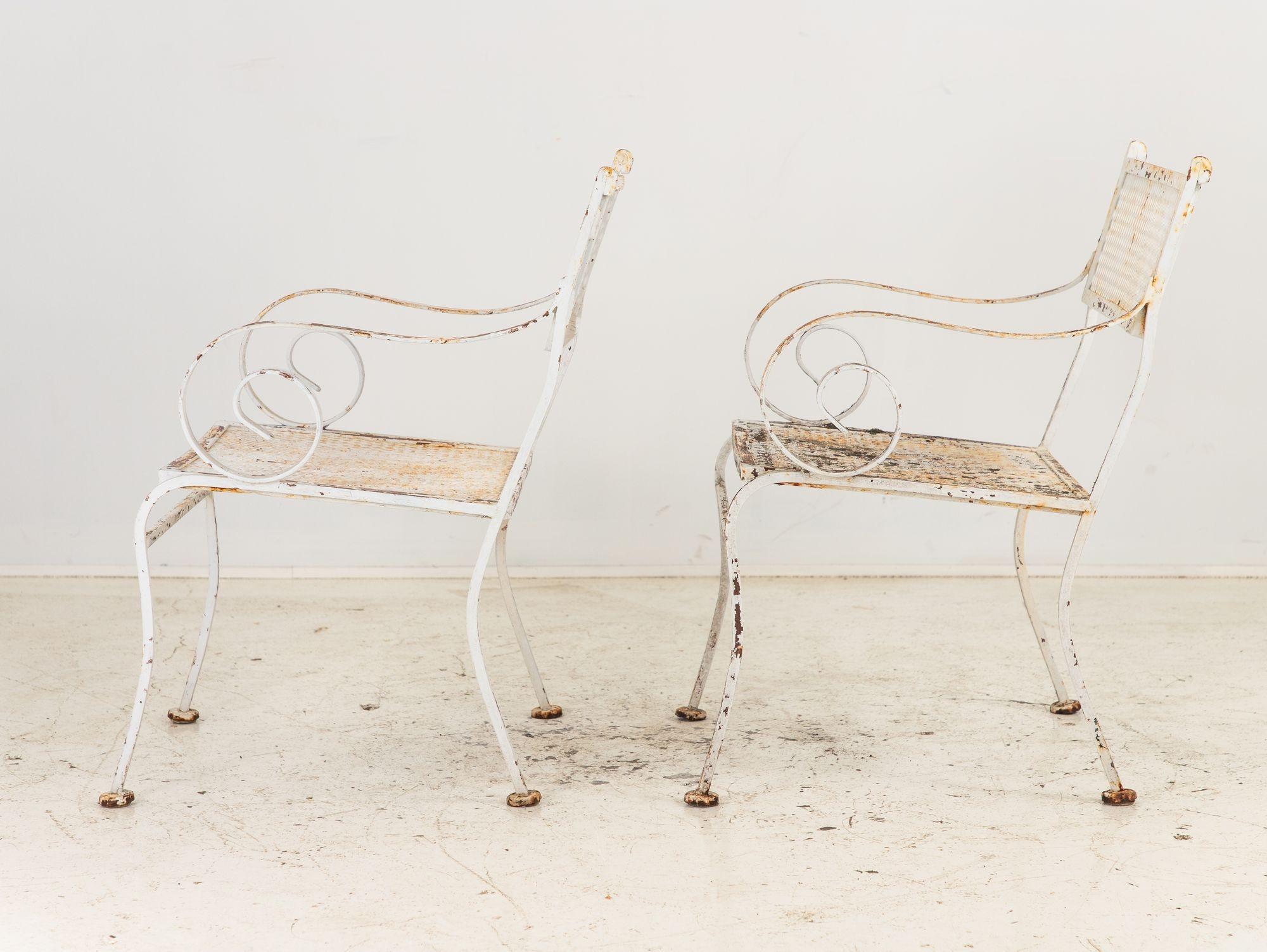 Paar weiß lackierte Metall-Gartenstühle, amerikanisch, Mitte des 20. Jahrhunderts im Zustand „Gut“ im Angebot in South Salem, NY