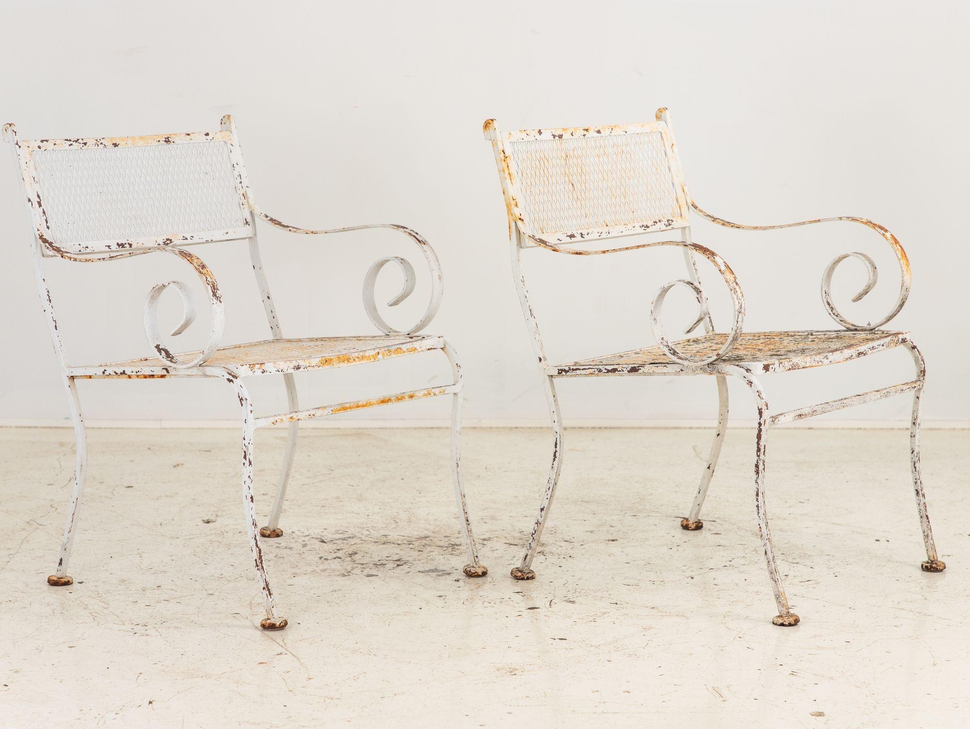 Paar weiß lackierte Metall-Gartenstühle, amerikanisch, Mitte des 20. Jahrhunderts im Angebot 2