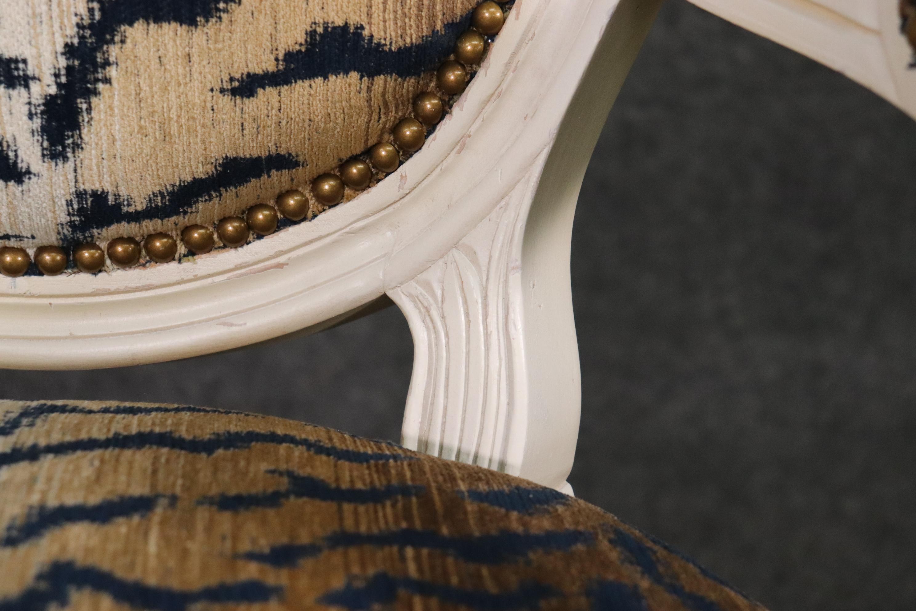 Paire de fauteuils Louis XVI à dossier ovale peints en blanc et tissu imprimé tigre en vente 5