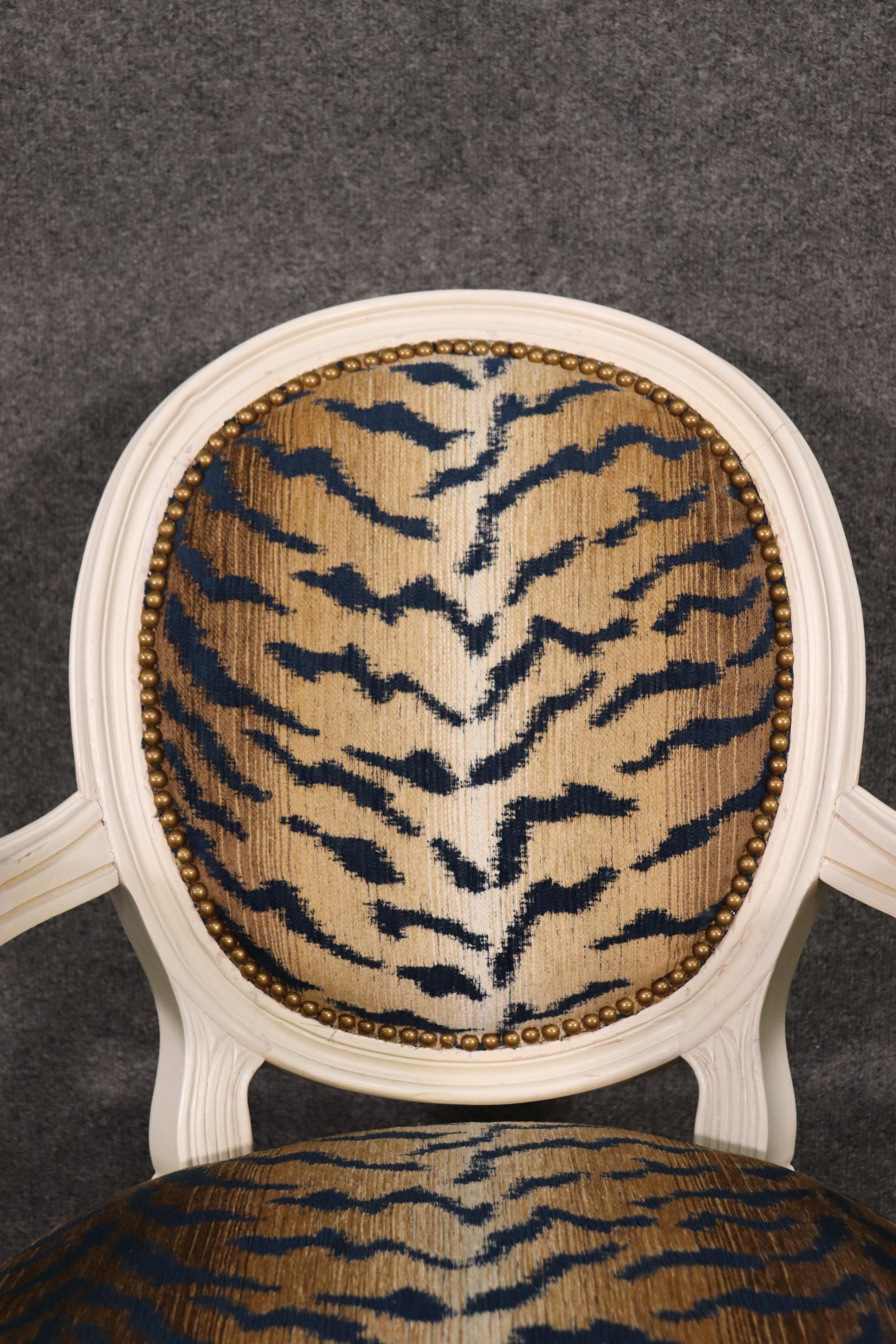Paire de fauteuils Louis XVI à dossier ovale peints en blanc et tissu imprimé tigre en vente 6