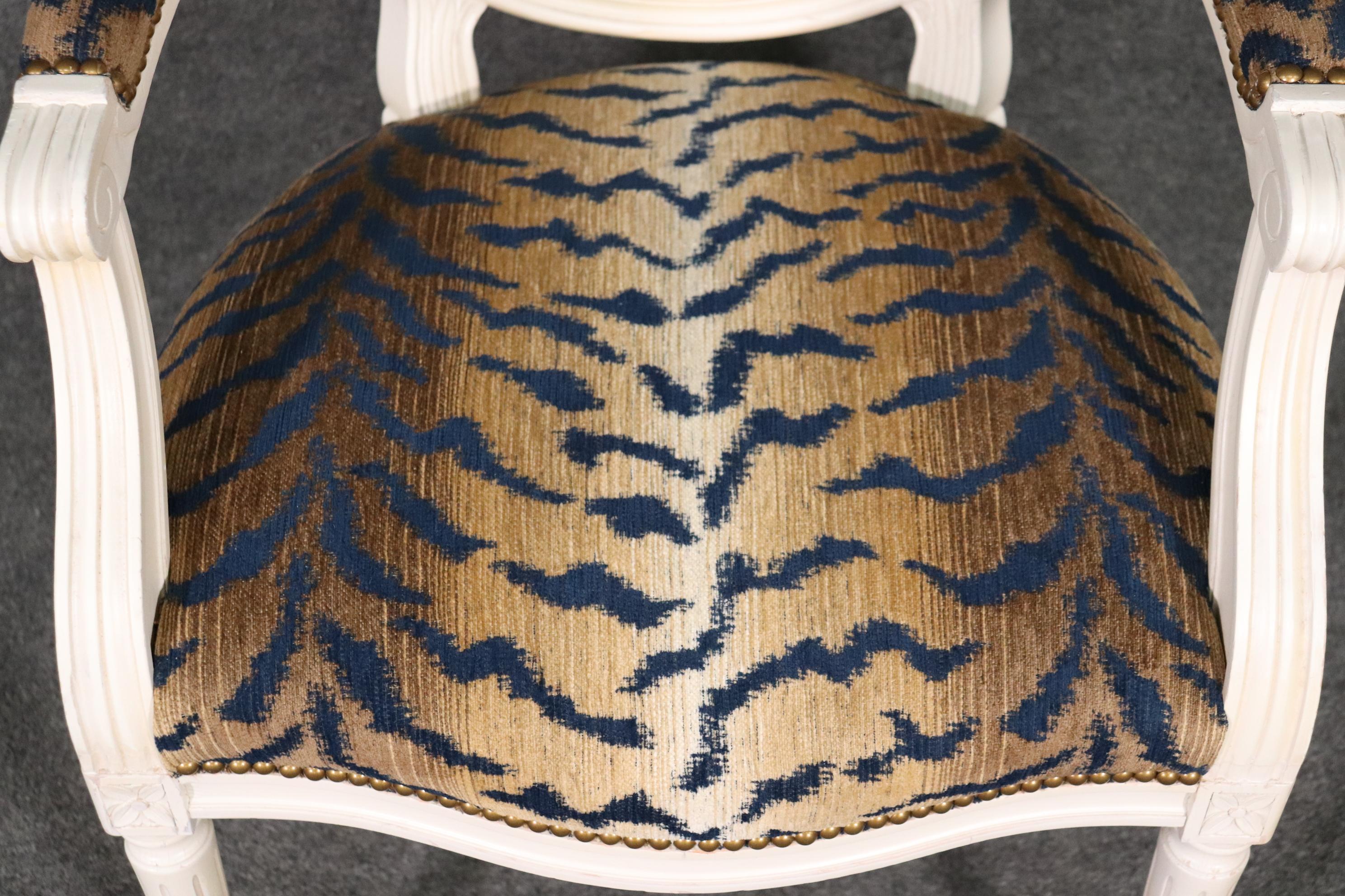Paire de fauteuils Louis XVI à dossier ovale peints en blanc et tissu imprimé tigre en vente 7