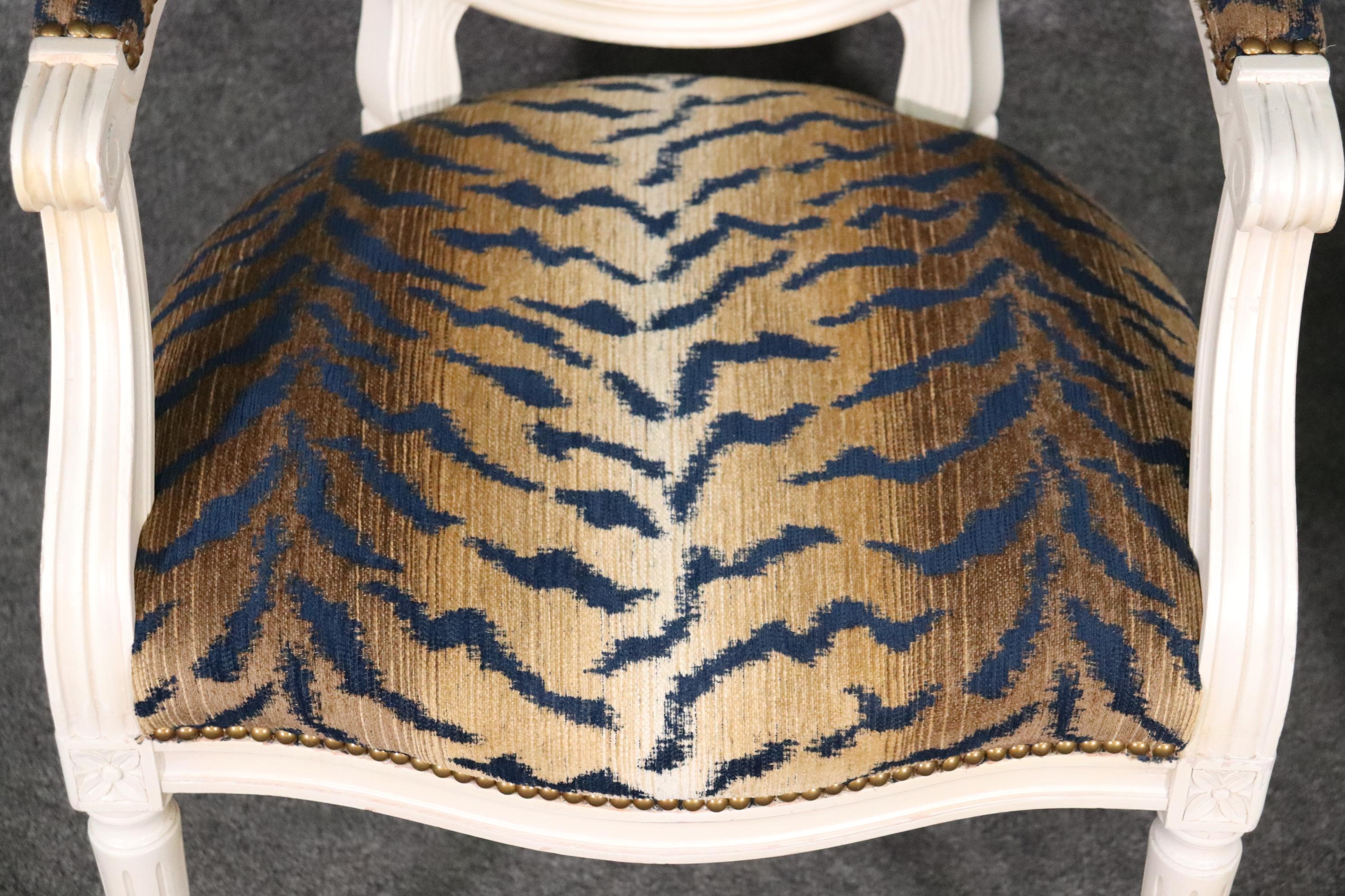 Paire de fauteuils Louis XVI à dossier ovale peints en blanc et tissu imprimé tigre en vente 9