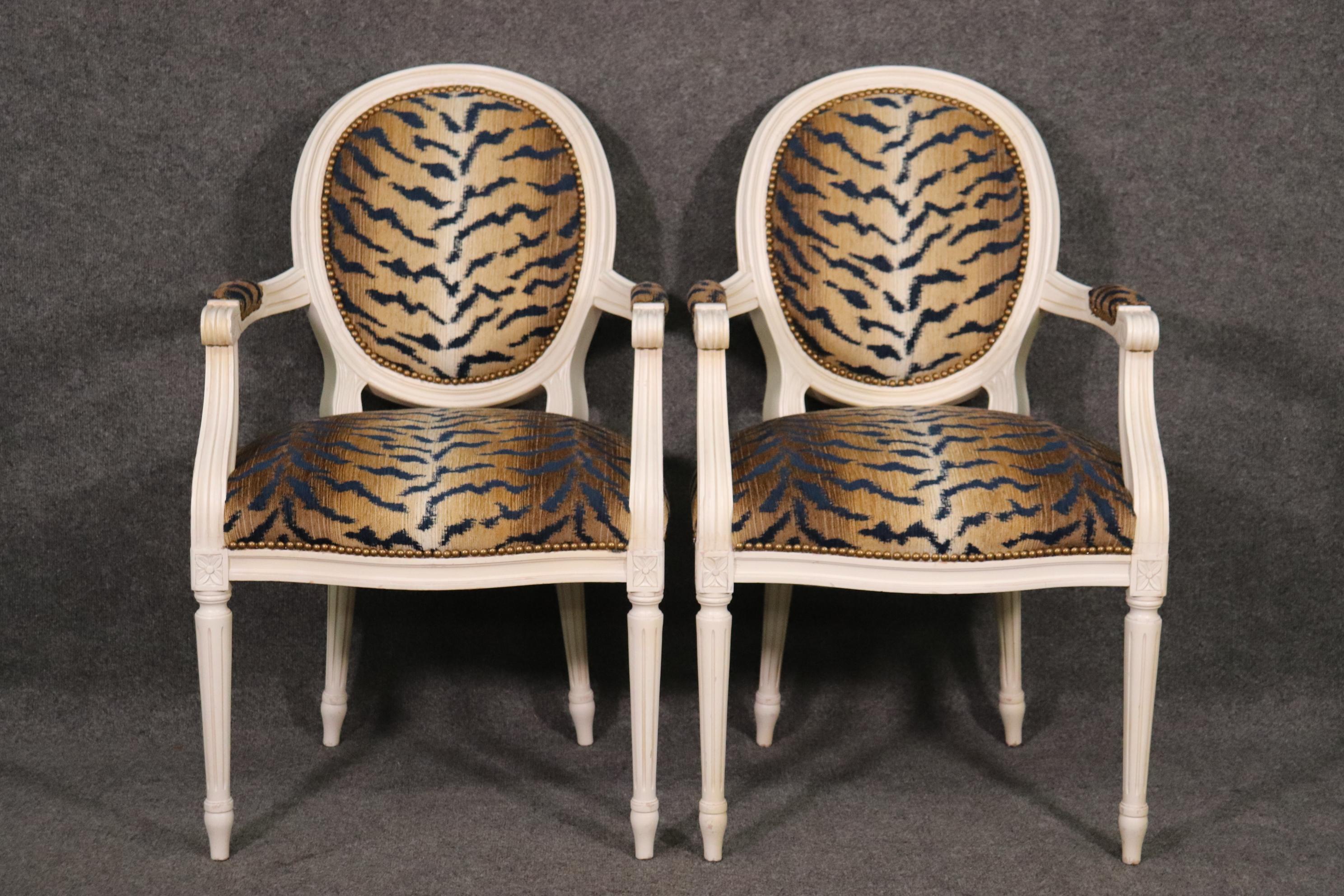 Européen Paire de fauteuils Louis XVI à dossier ovale peints en blanc et tissu imprimé tigre en vente